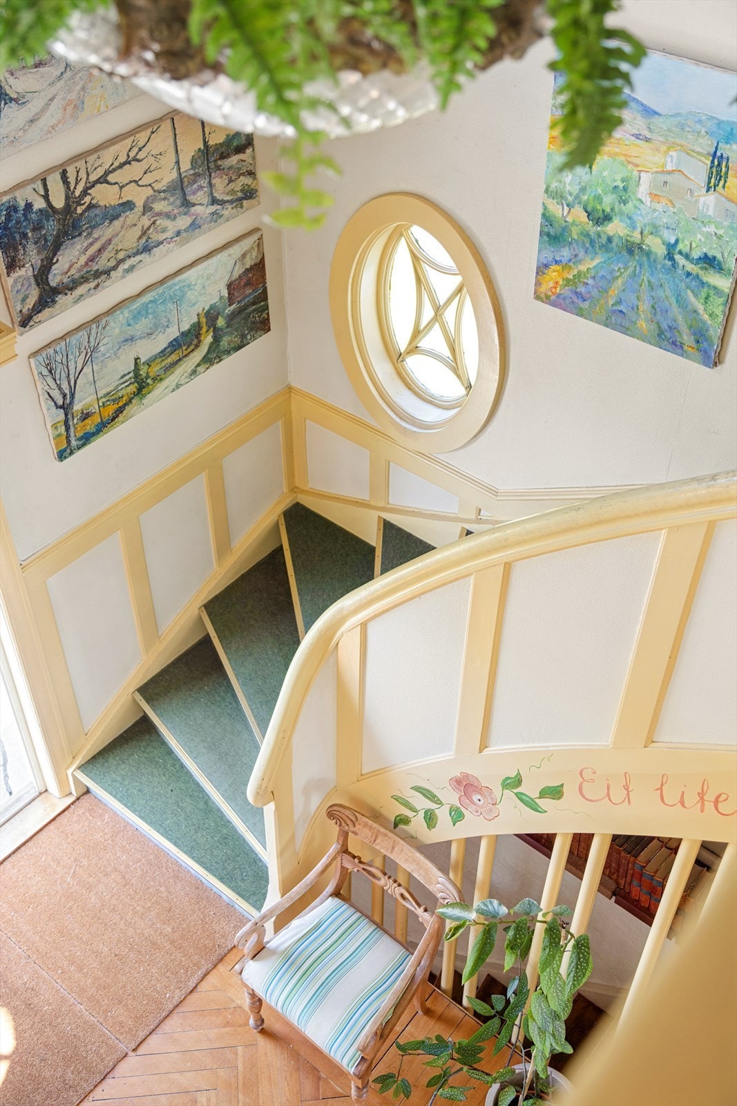 Vi beveger oss videre opp til 2. etasje. Galleribilde