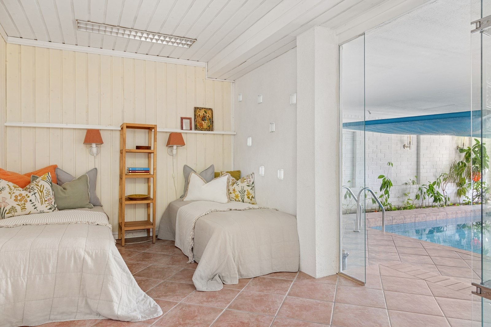 Det gjøres oppmerksom på at deler av kjeller (stuer, basseng og bad) ikke er omsøkt til kommunen, les punkt "ferdigattest" i salgsoppgaven. Galleribilde