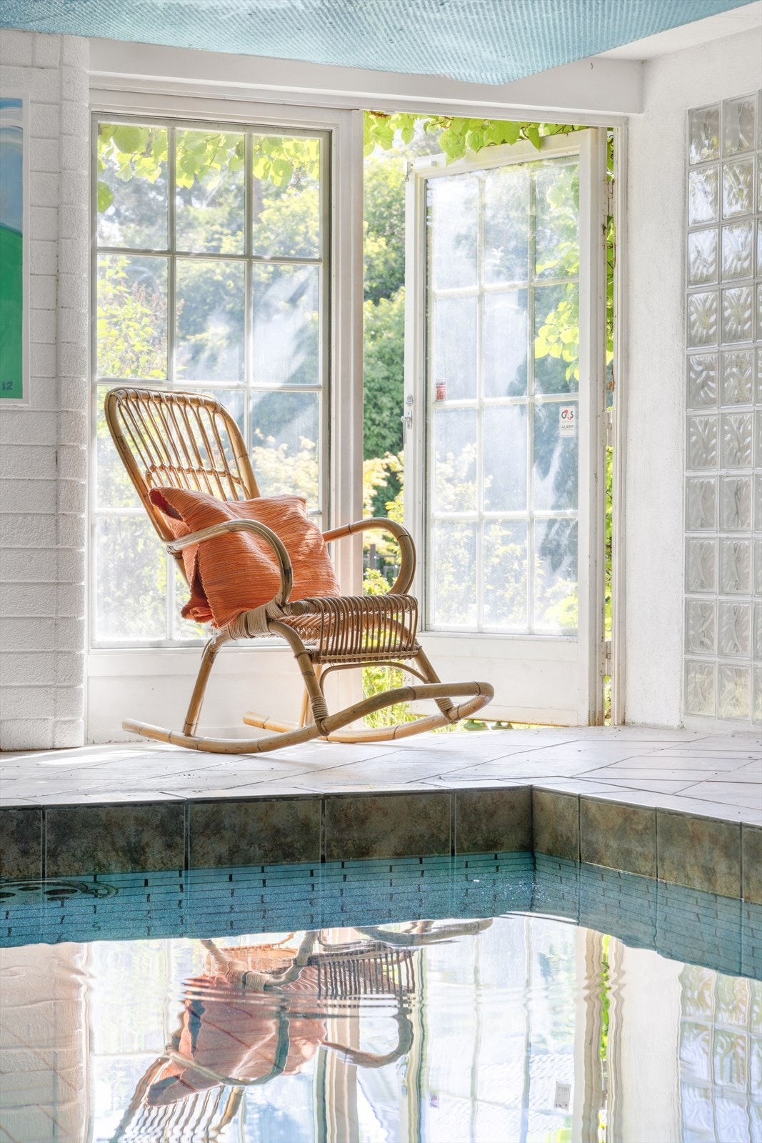 Bassengrommet har utgang til de frodige uteområdene og brygger mot sjøen. Galleribilde