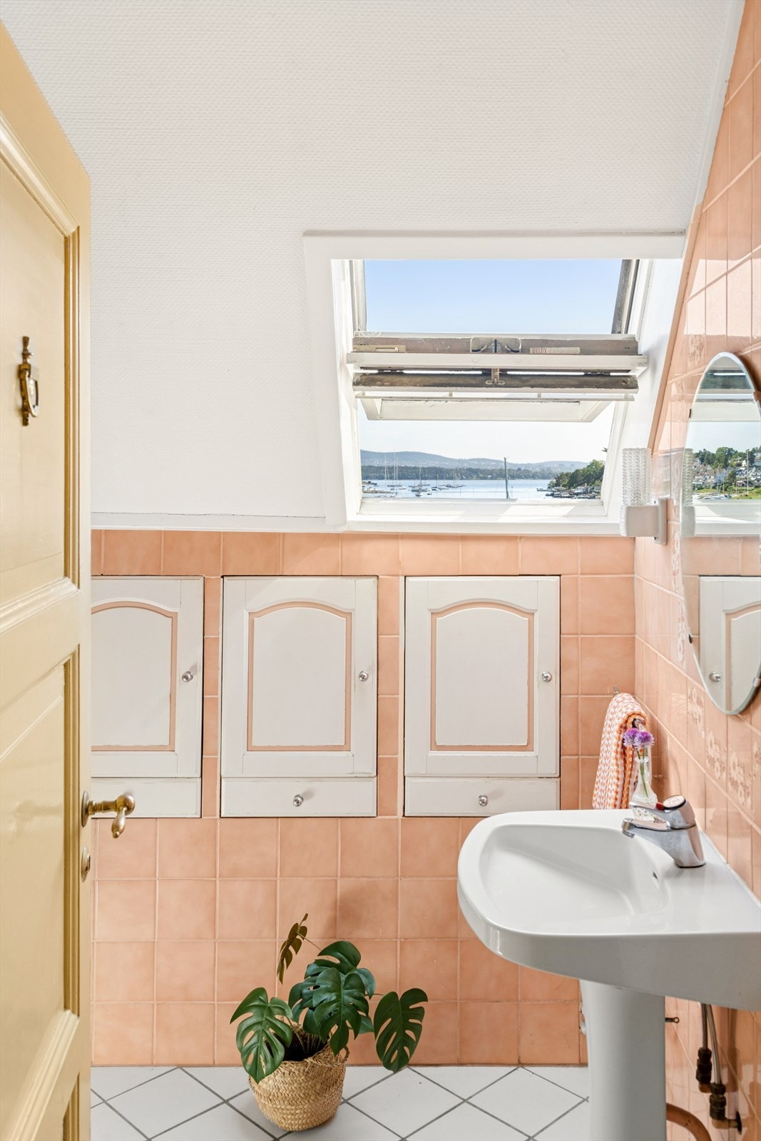 Badet har takvindu som lar deg nyte utsikten samtidig som du kan uføre tannpussen. Galleribilde