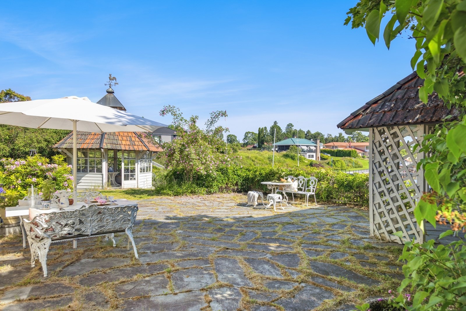 Uansett hvor du befinner deg - inne eller ute - har du alltid et blikk mot sjøen. Det er som om fjorden er en del av hjemmet. Galleribilde