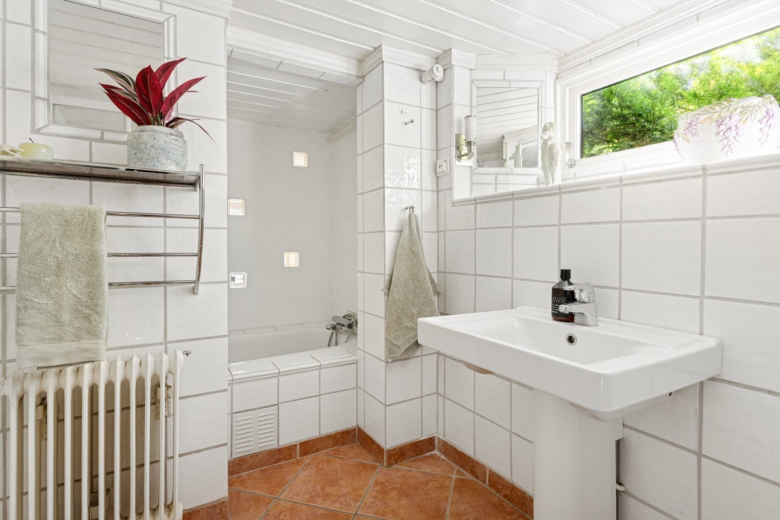 Badet i kjelleren er også fra 80-tallet, utført med flislagte vegger og gulv samt utstyrt med servant, toalett, badekar og dusjhjørne. Galleribilde