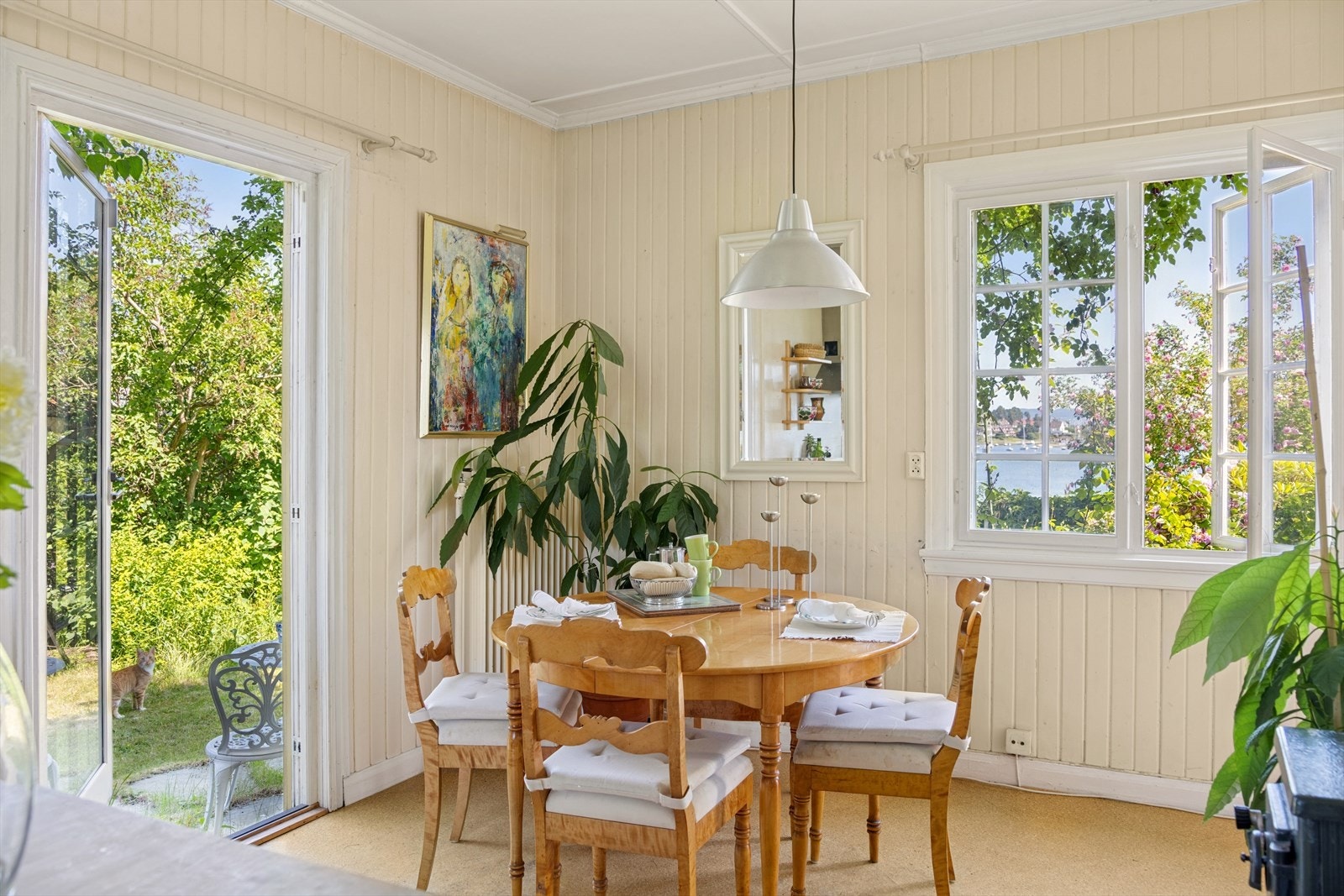 Ved siden av innredningen er det plass til spisebord, der du kan nyte frokosten eller en hyggelig middag. Galleribilde