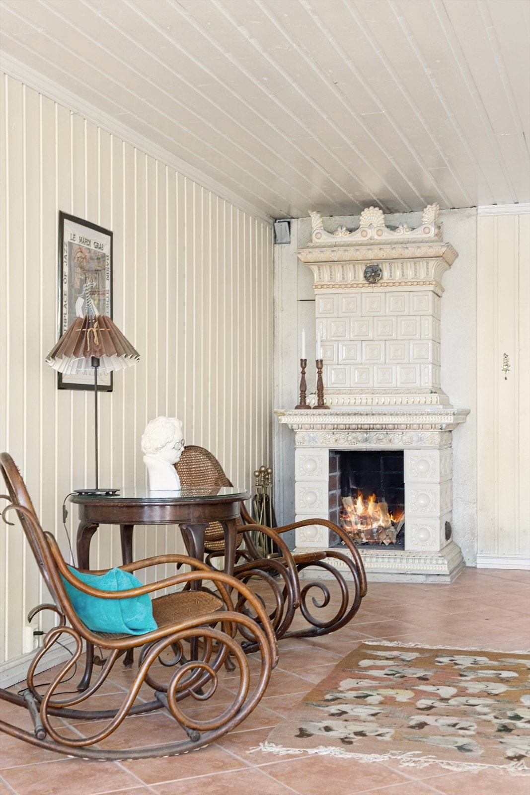 Ved siden av er det en stue med svenskeovn. Galleribilde