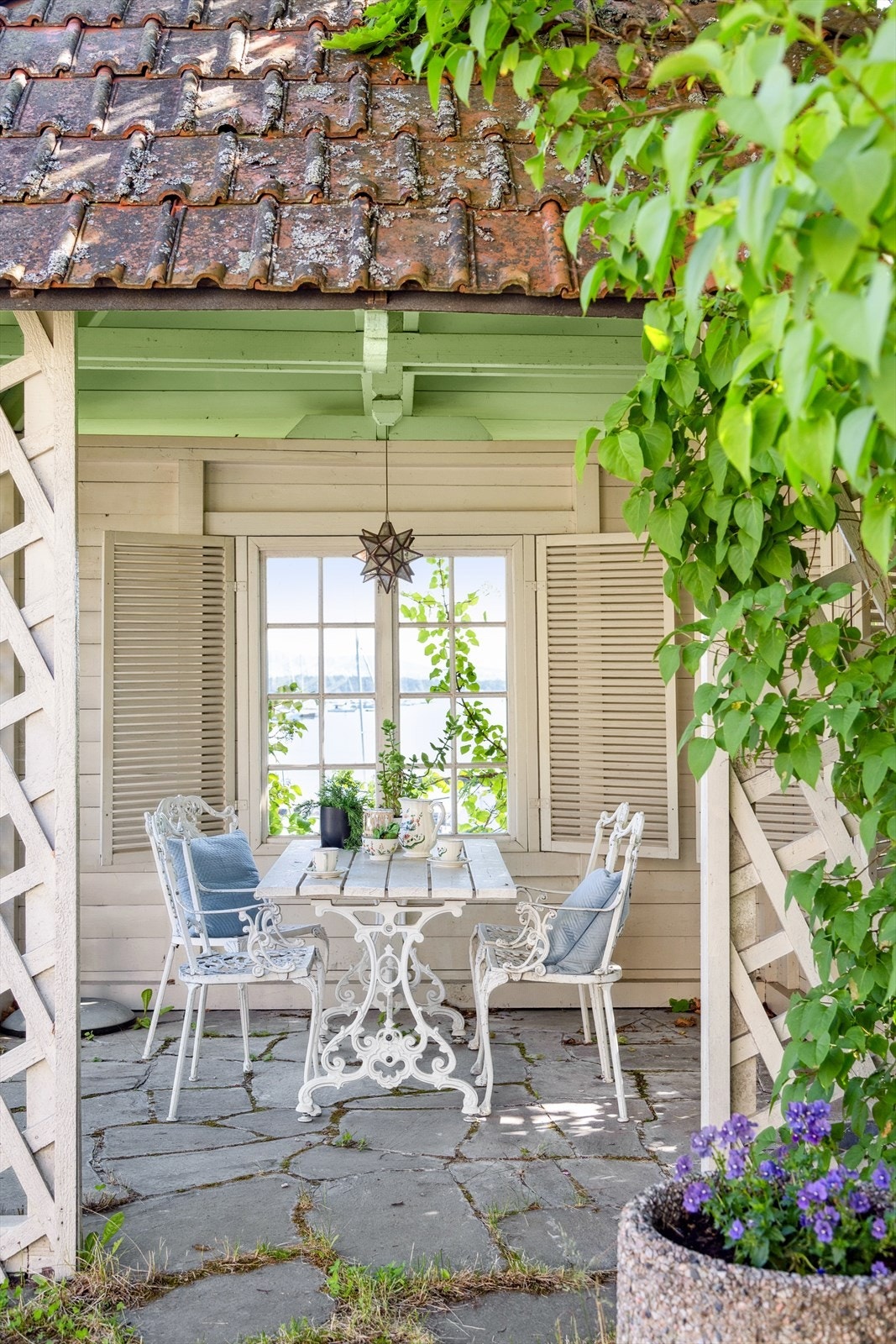 Paviljongene er perfekte hvis du har gjester på kaffebesøk og du ønsker skjerming fra regn eller sterk sol. Her "Styrbord lysthus" Galleribilde