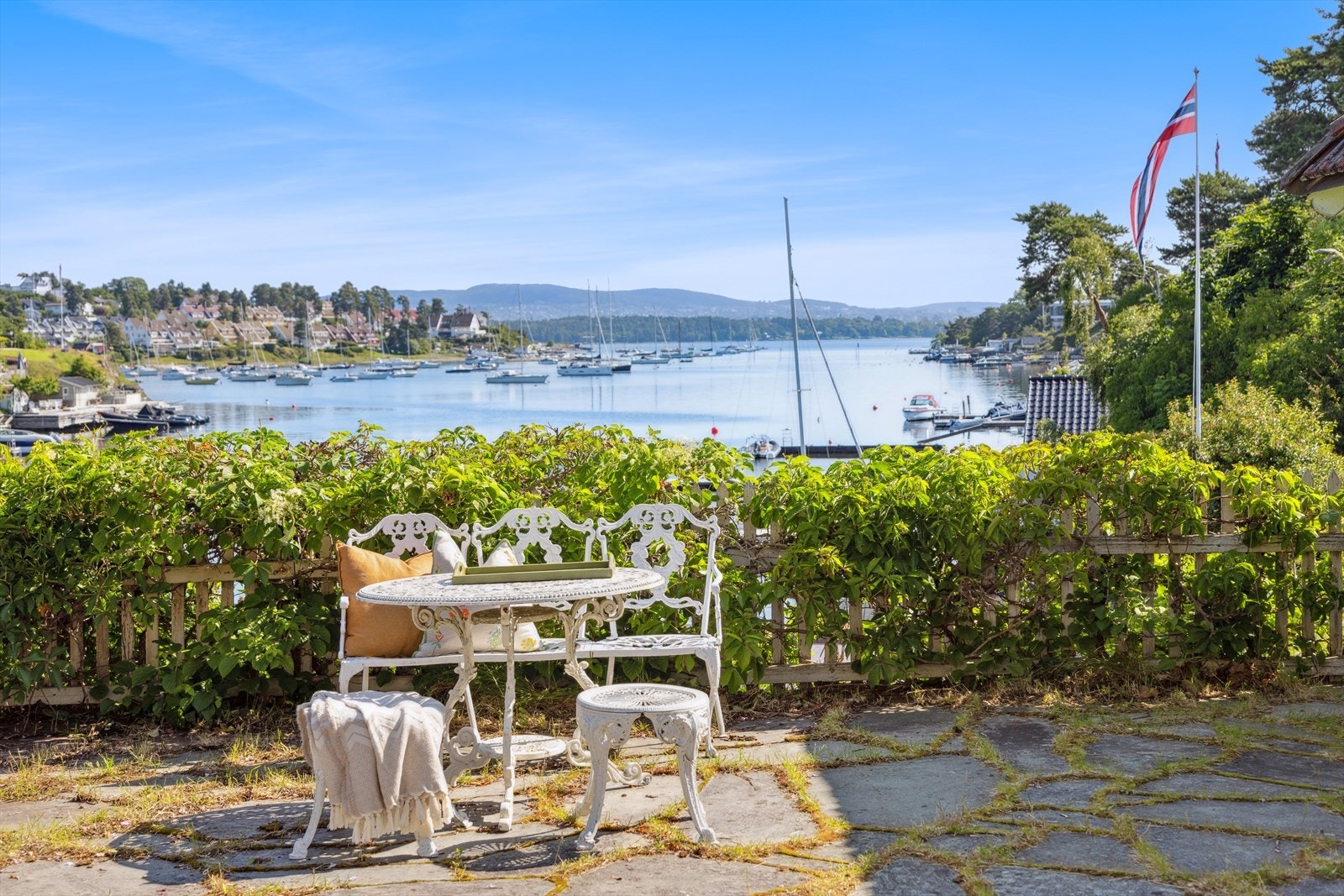Med sin unike beliggenhet, usjenerte atmosfære og sjeldne kombinasjon av størrelse, strandlinje og utsikt, er dette en eiendom som sjelden kommer for salg. Galleribilde
