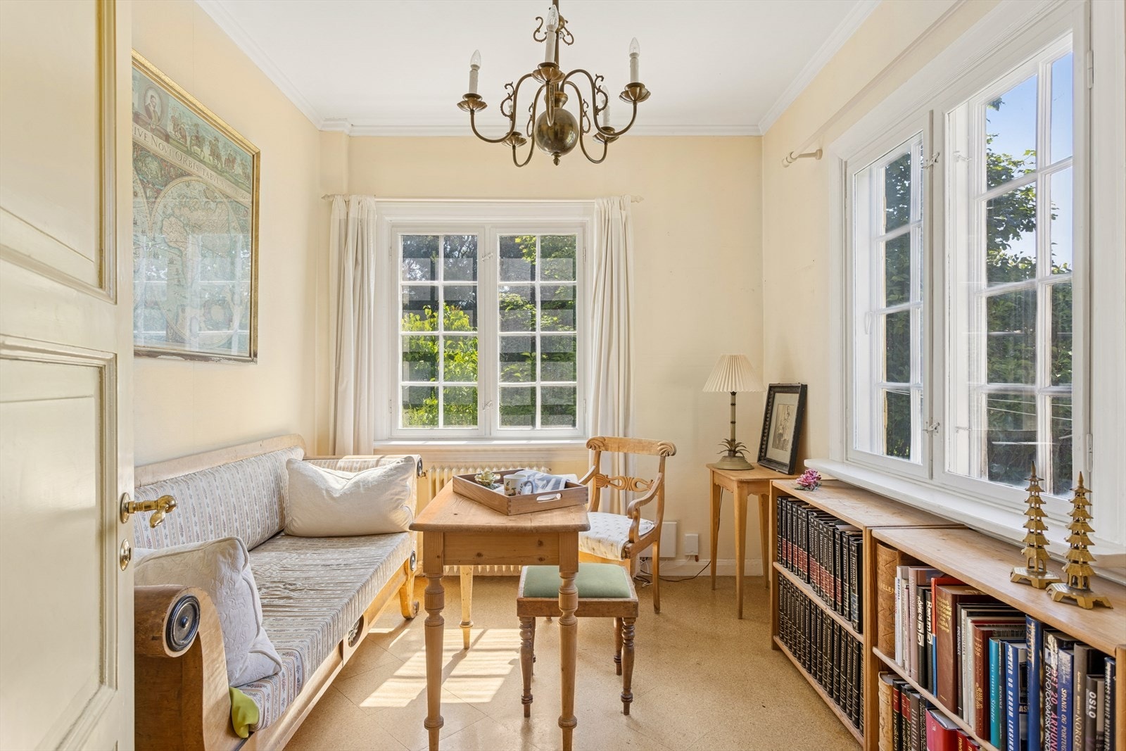 Boligen har tre soverom - ett i første etasje og to i andre. Dette rommet ligger i første etasje og har god plass til ønsket møblement. Galleribilde