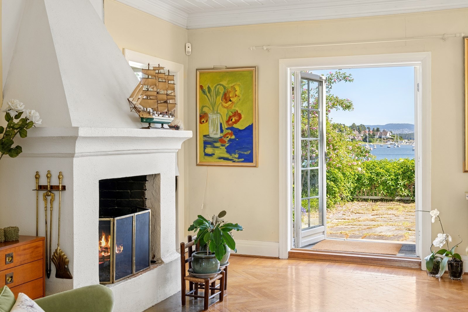 Innvendig har boligen en sjarmerende standard, med materialvalg og detaljer som bærer preg av husets historie og sjel. Galleribilde