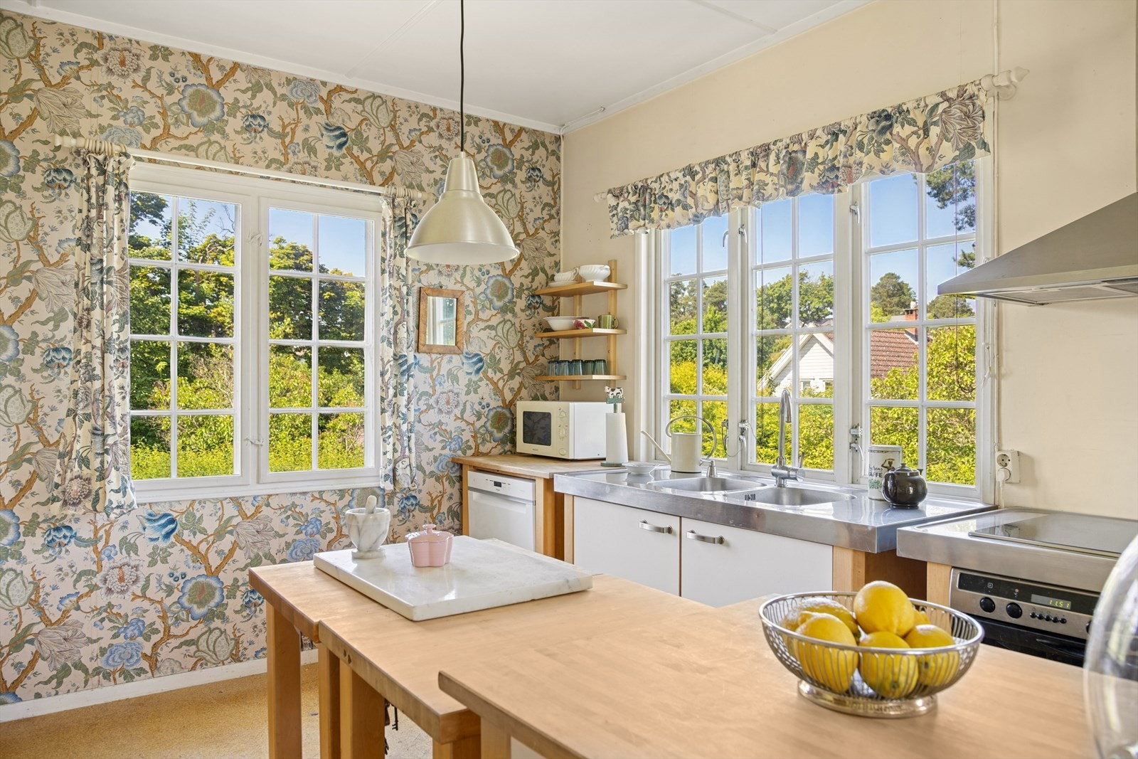 Kjøkkenet ble oppgradert i 1990 og har en praktisk utforming med pene fronter og en solid benkeplate i heltre - perfekt tilpasset boligens uttrykk. Galleribilde