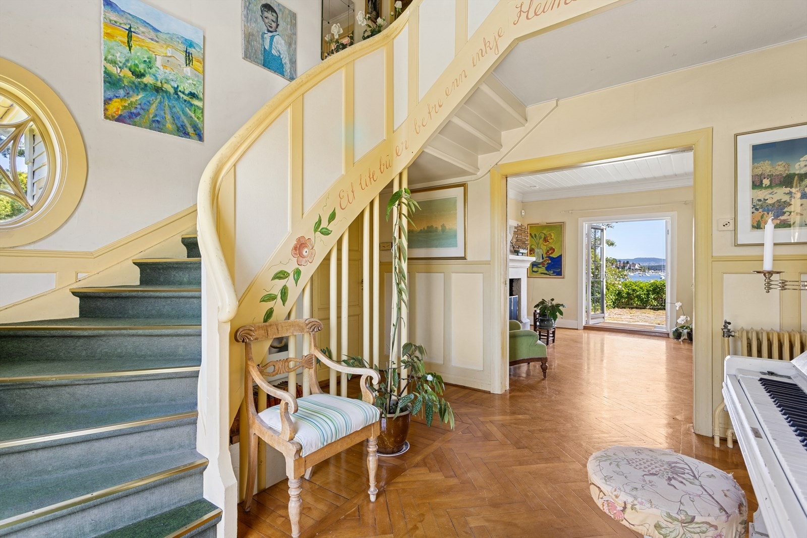 Fra den dekorerte trappevangen kommer du videre inn til boligens stue. Galleribilde