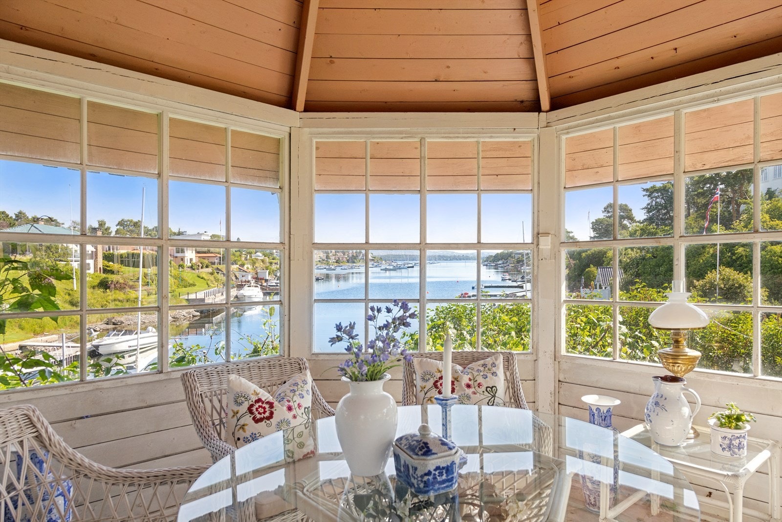 De to paviljongene på terrassen gir perfekte rammer for hyggelige stunder med venner og familie - også her med nydelig sjøutsikt. Galleribilde