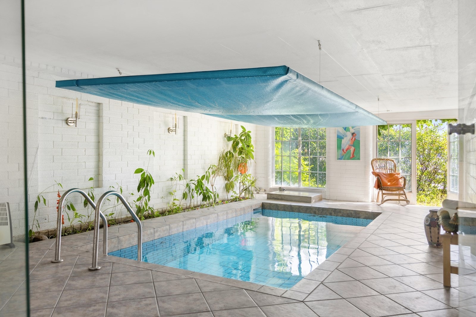 Over bassenget er det et termolokk som enkelt og praktisk heises opp i taket når du vil ta deg et bad! Galleribilde