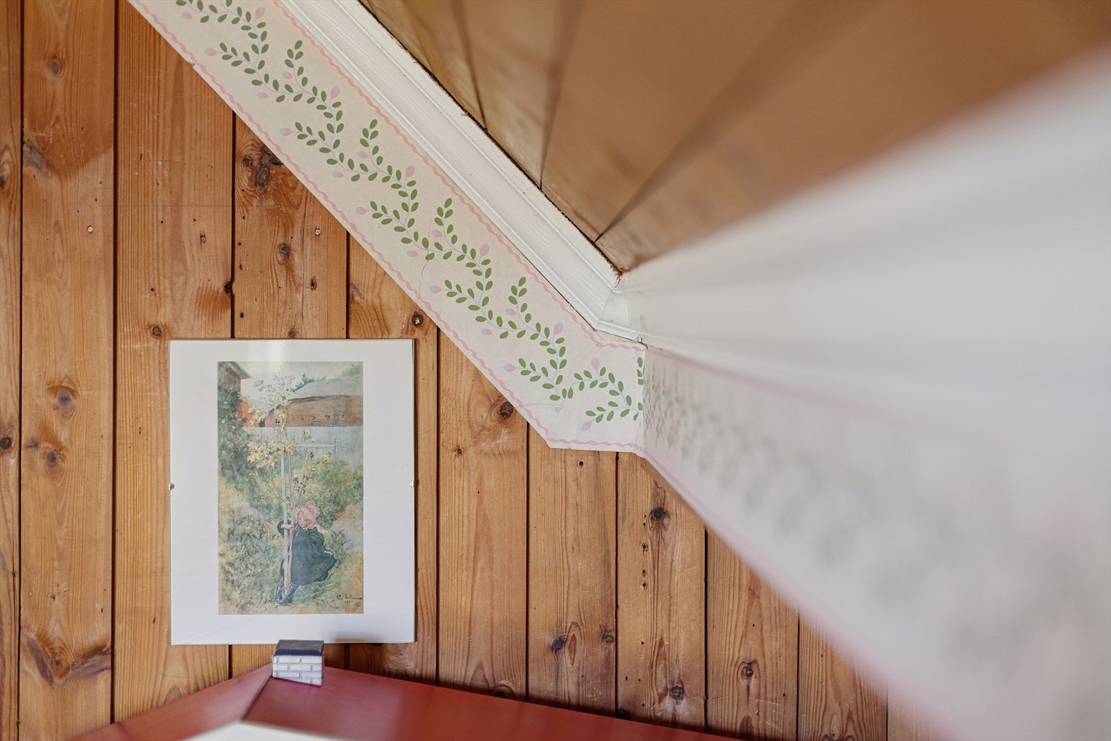 Det ene soverommet i andre etasje har vakre dekorerte taklister som gir ekstra sjarm. Galleribilde