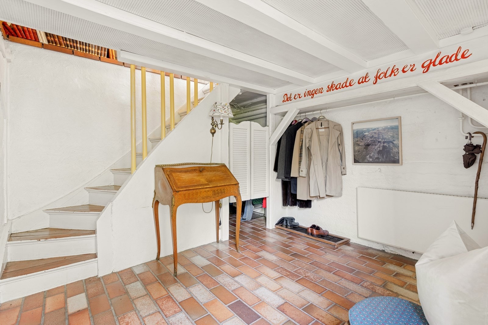 I kjelleren finner du flere rom for lagring, et bad, bassengrommet og en stue. Galleribilde