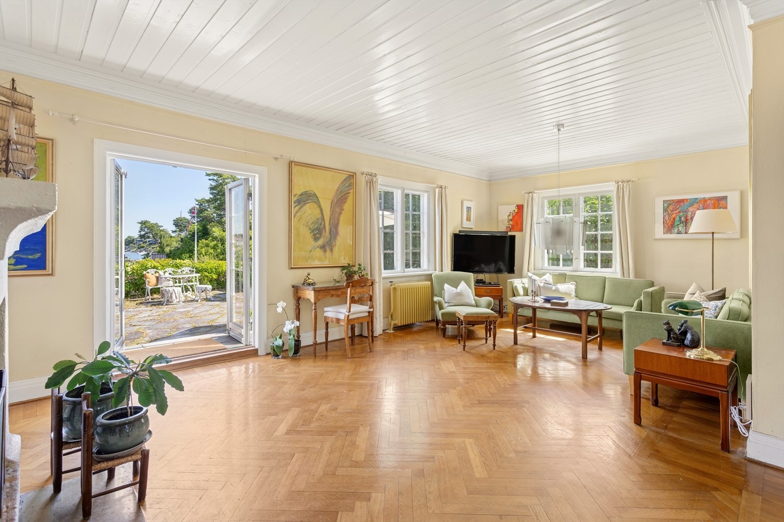 Stuen er romslig og gir gode muligheter for møblering etter eget ønske. Galleribilde