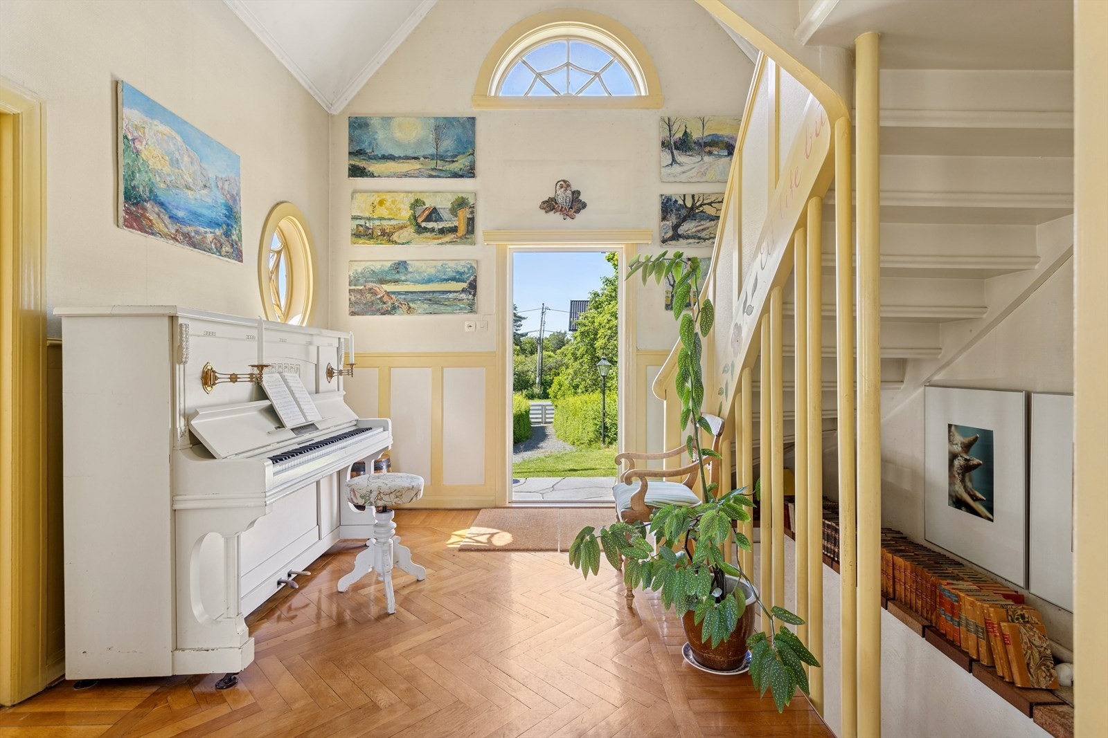 Når du trer inn i boligen, møtes du av et lyst og karakteristisk trapperom, med særpregede vinduer i organiske former. Galleribilde