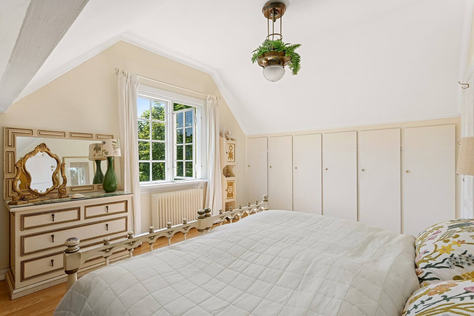 Det andre soverommet i 2. etasje har en lys utførelse og plassbygde garderobeskap. Galleribilde