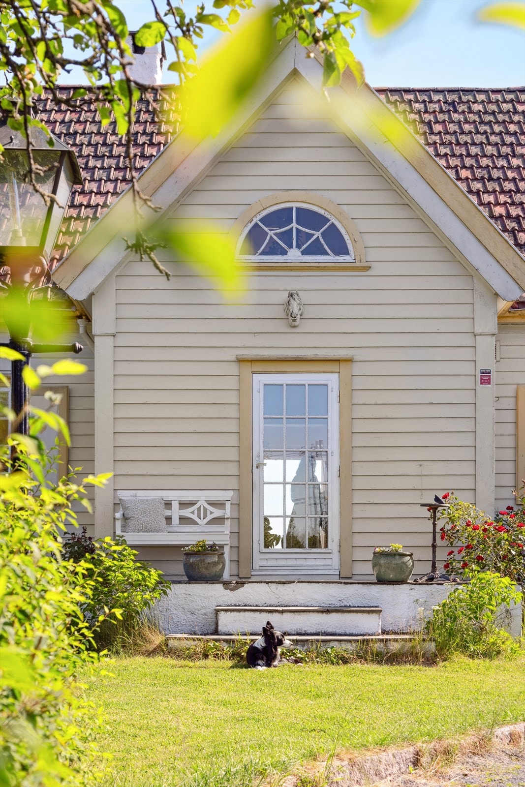 Dette er en bolig med karakter og historie i fem generasjoner som inviterer til et liv i harmoni med omgivelsene. Galleribilde