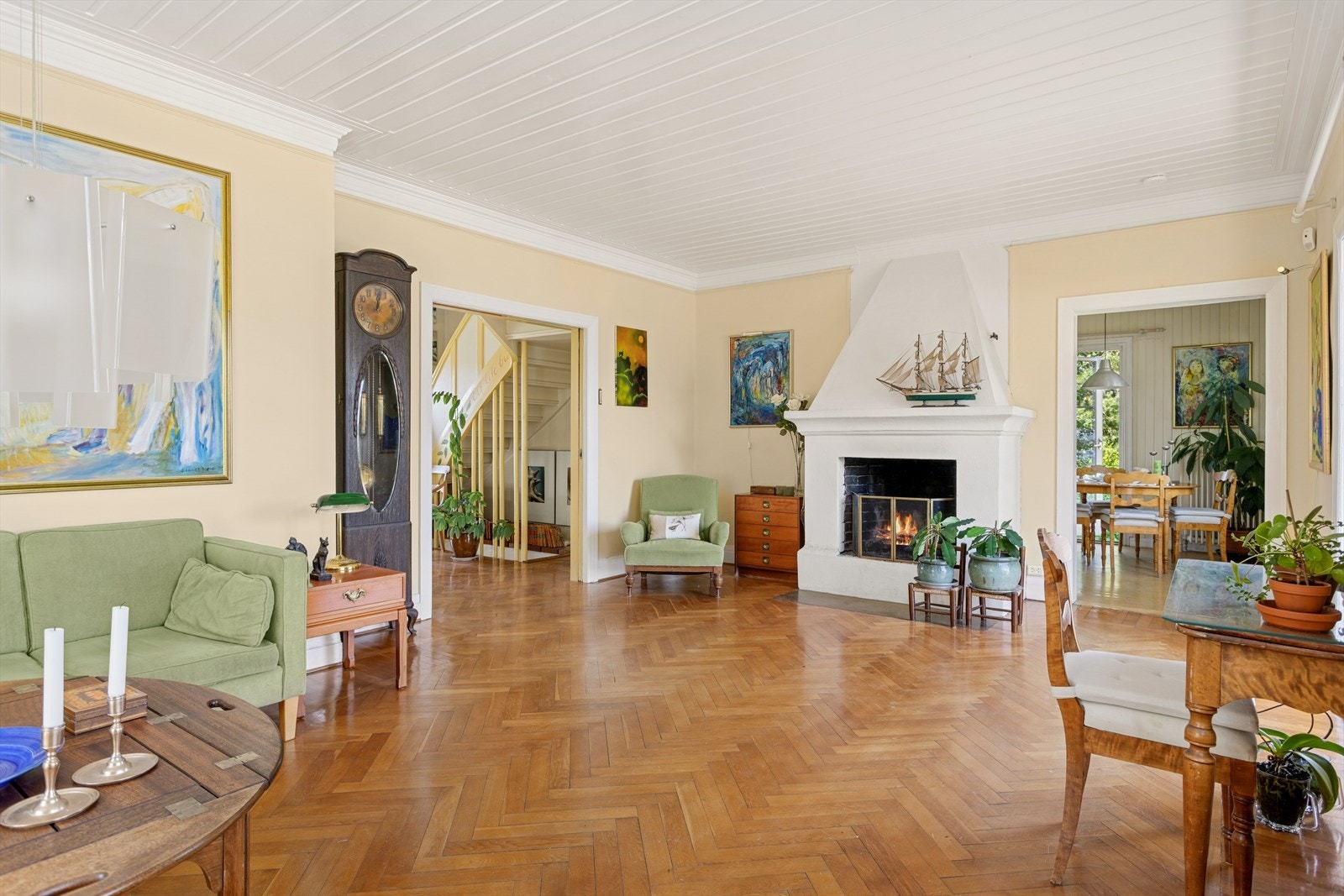 I stuen kjenner du på boligens fred og ro, med en følelse av at tiden står stille. Galleribilde