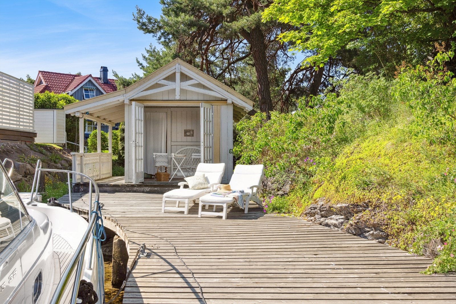 På den ene brygga er det et sjarmerende badehus - perfekt for avslapning og stell etter et forfriskende bad. Galleribilde