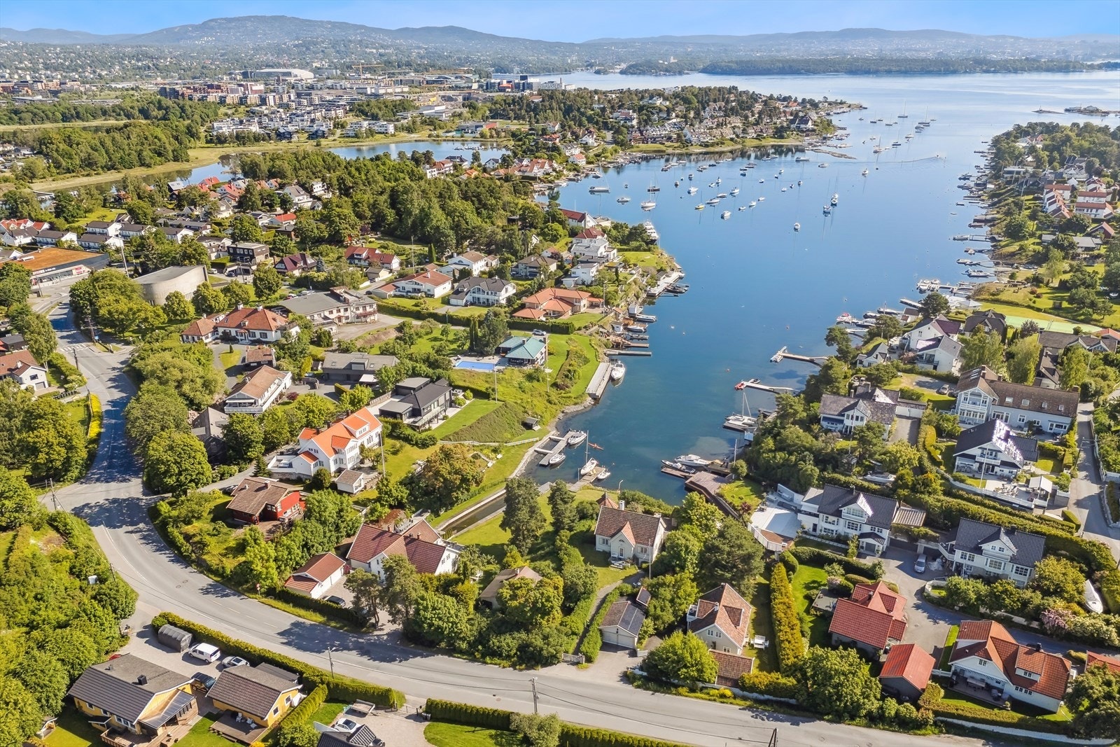 Her får du det beste av to verdener: en fredelig oase ved sjøen, og samtidig kort vei til fasiliteter og Oslo sentrum. Galleribilde