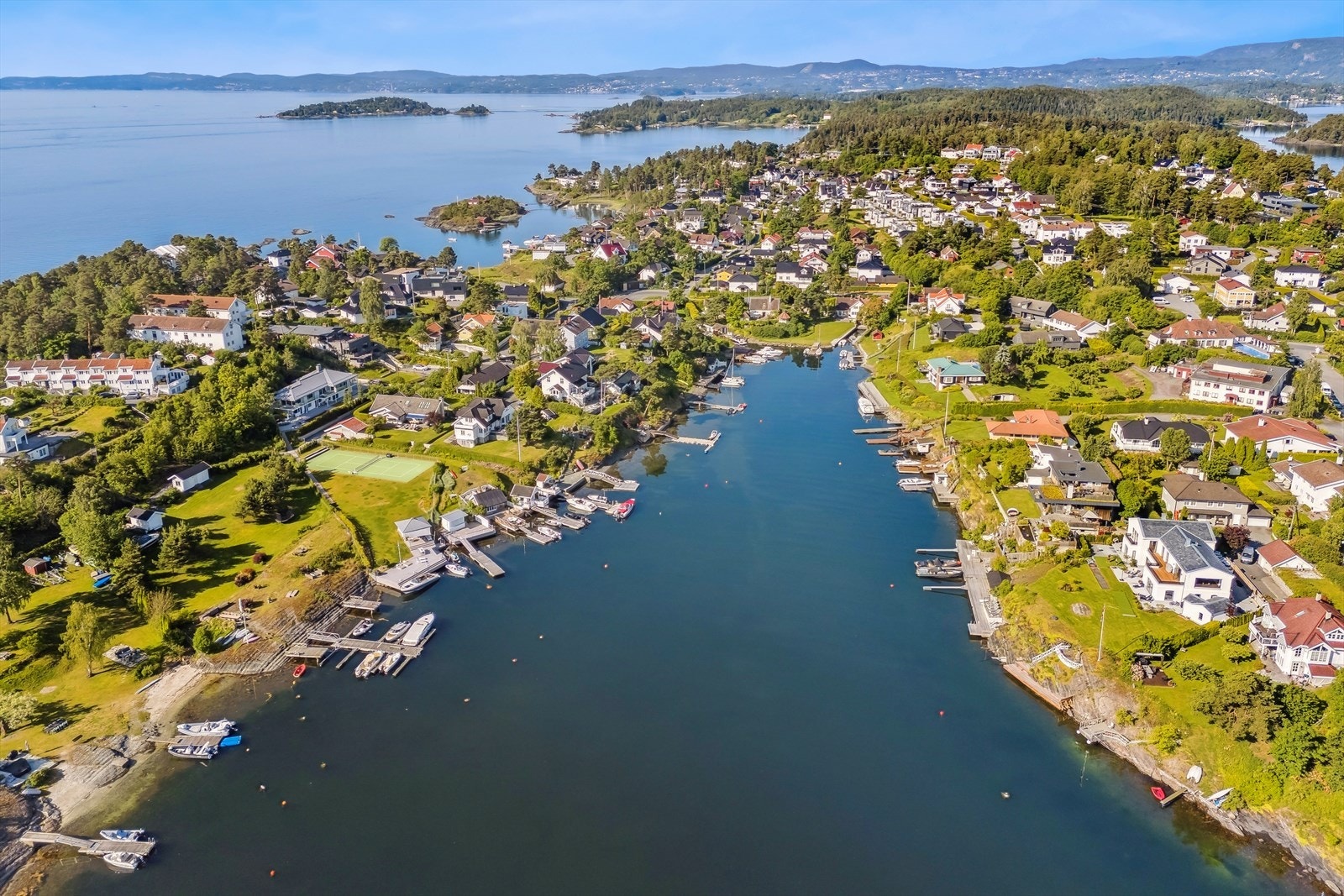 I nærområdet finnes det dagligvarebutikk, busstopp med forbindelse til Oslo samt et bredt utvalg av fritidstilbud. Galleribilde