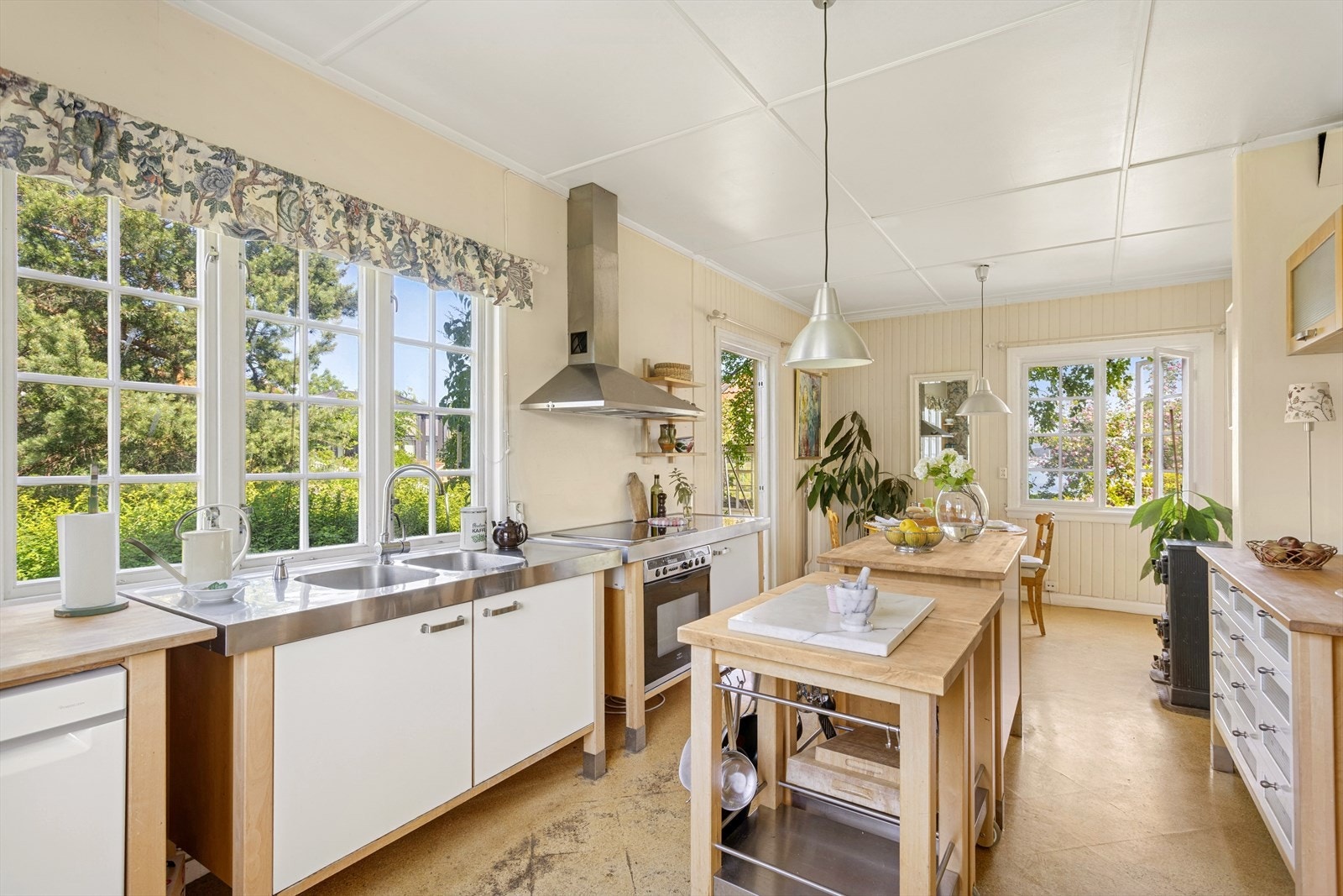 Her finner du integrert kjøle-/fryseskap, platetopp og stekeovn, samt opplegg for oppvaskmaskin. Galleribilde