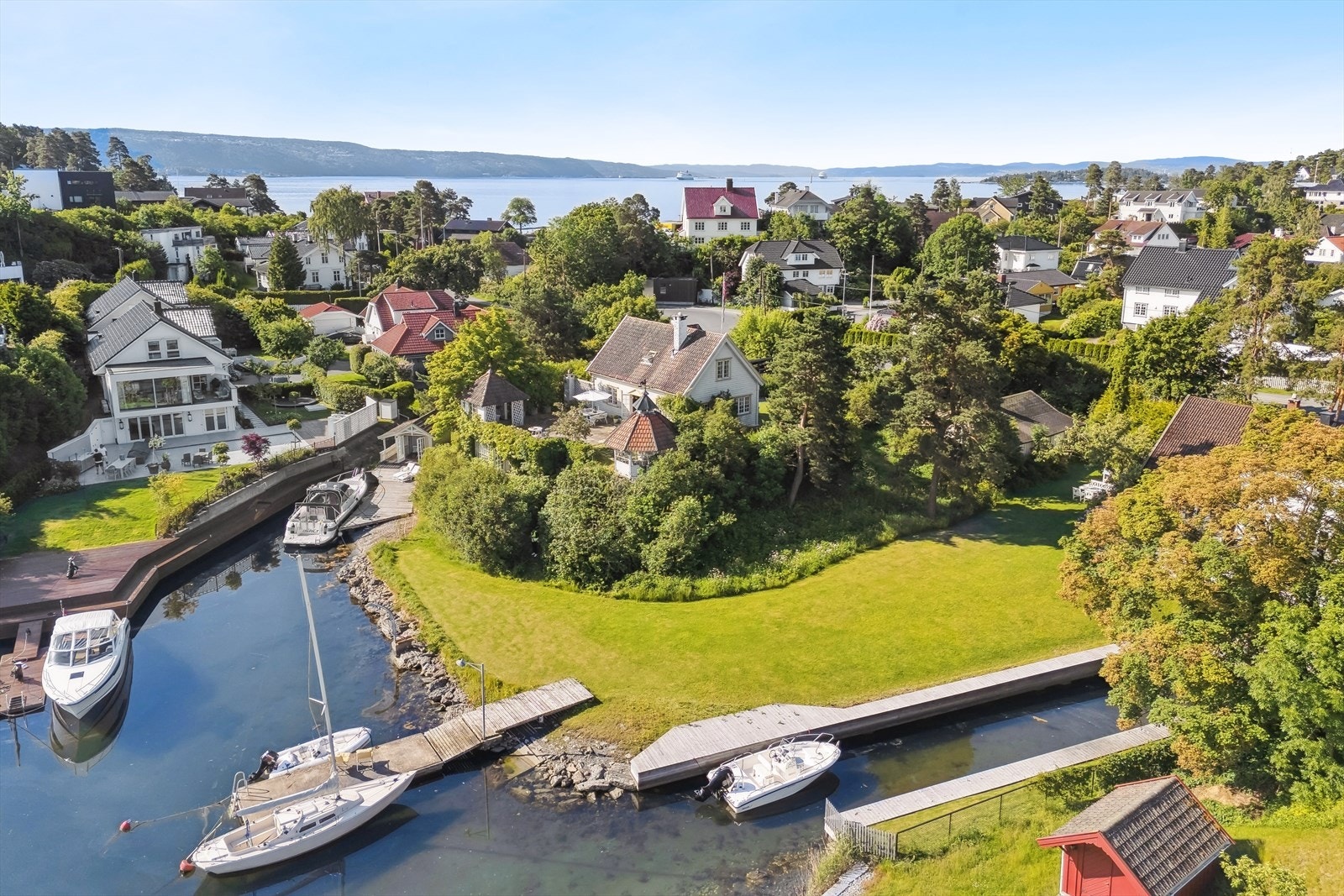 Eiendomsmegler Bettina Due ønsker velkommen til Solstua. Sjelden perle innerst i Snarøykilen med 2 boliger og 2 brygger. Galleribilde