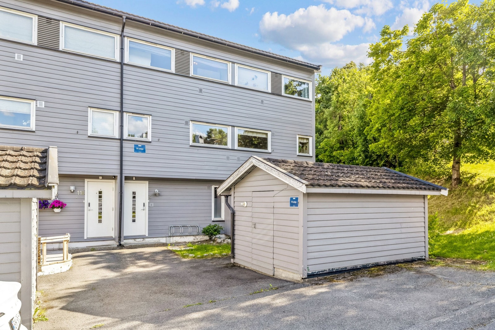 Fasade. Bod rett utenfor døren Galleribilde