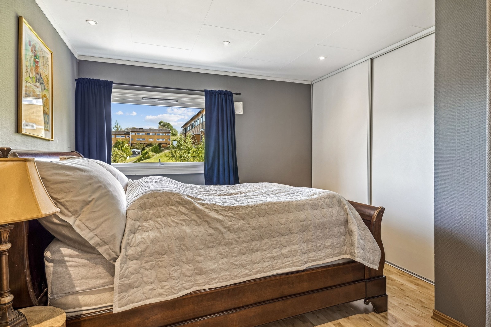 Hovedsoverom i 2 etasje med stor skyvedørsgarderobe med mye oppbevaringsplass. fin utsikt over fellesarealer Galleribilde