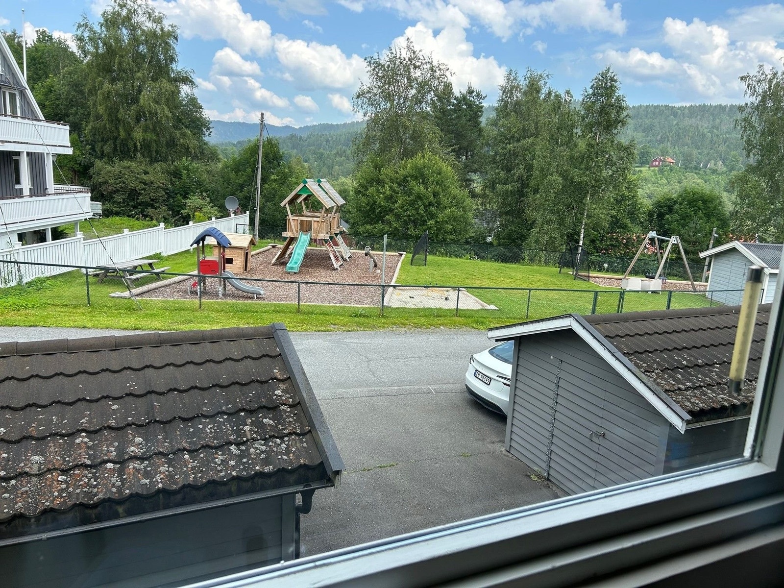 Lekeplass rett utenfor, foto fra kjøkkenvindu Galleribilde