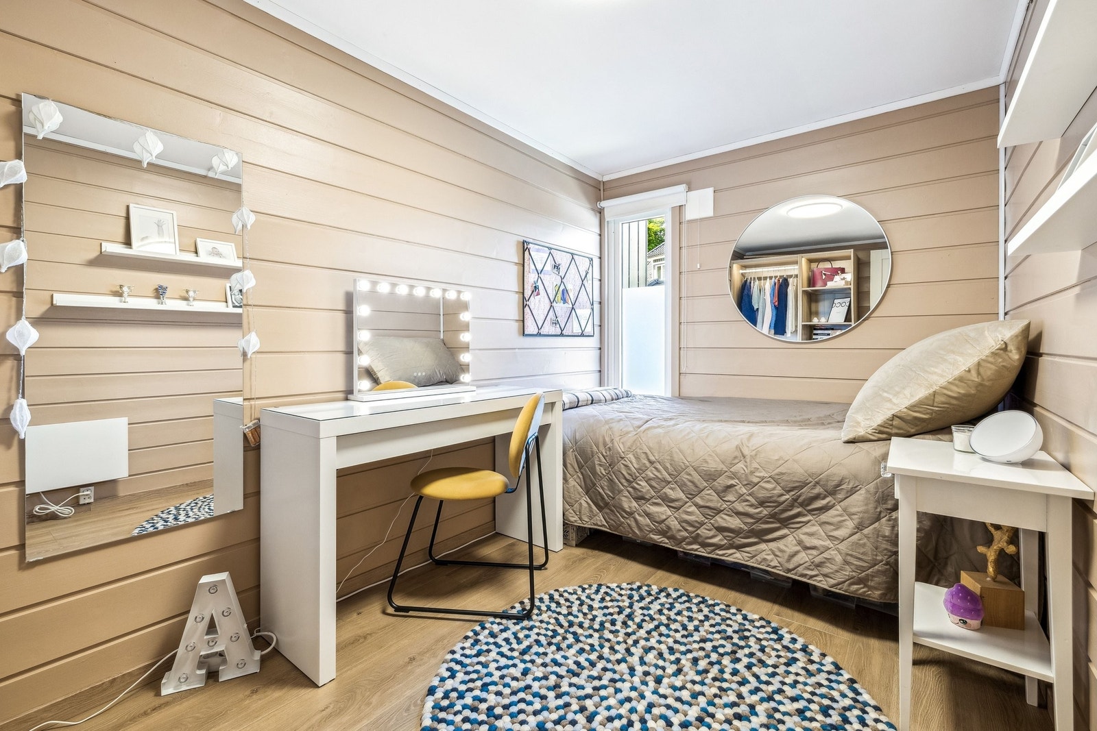 Underetasje.Dagens bruk av soverommet oppfyller ikke kravene som stilles til rom for varig opphold, (10cm bredde mangler på vindu) og er ikke godkjent bruksendret. Galleribilde