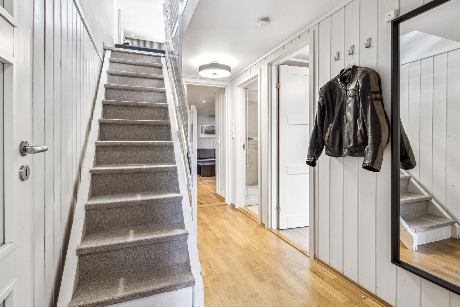 Gang og trapp underetasje Galleribilde