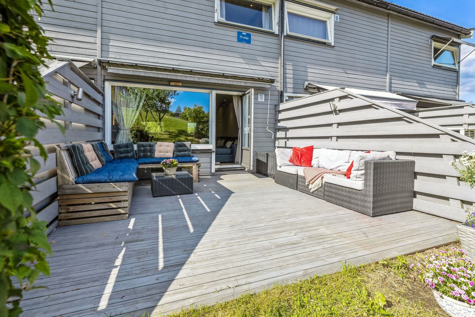 Solrik terrasse og hage som grenser mot flotte fellesarealer Galleribilde