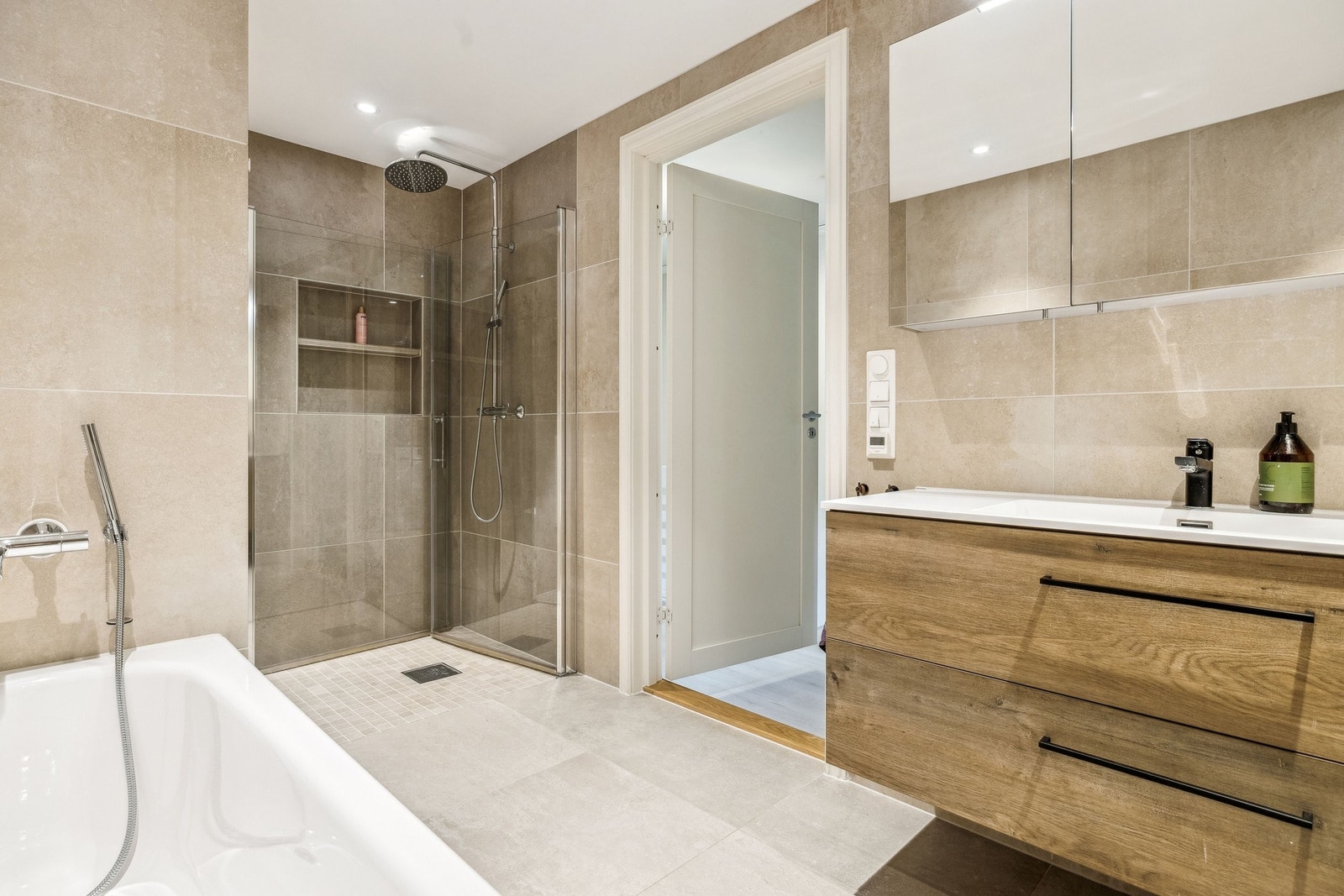 Stor dusj med innfellbare dører Galleribilde