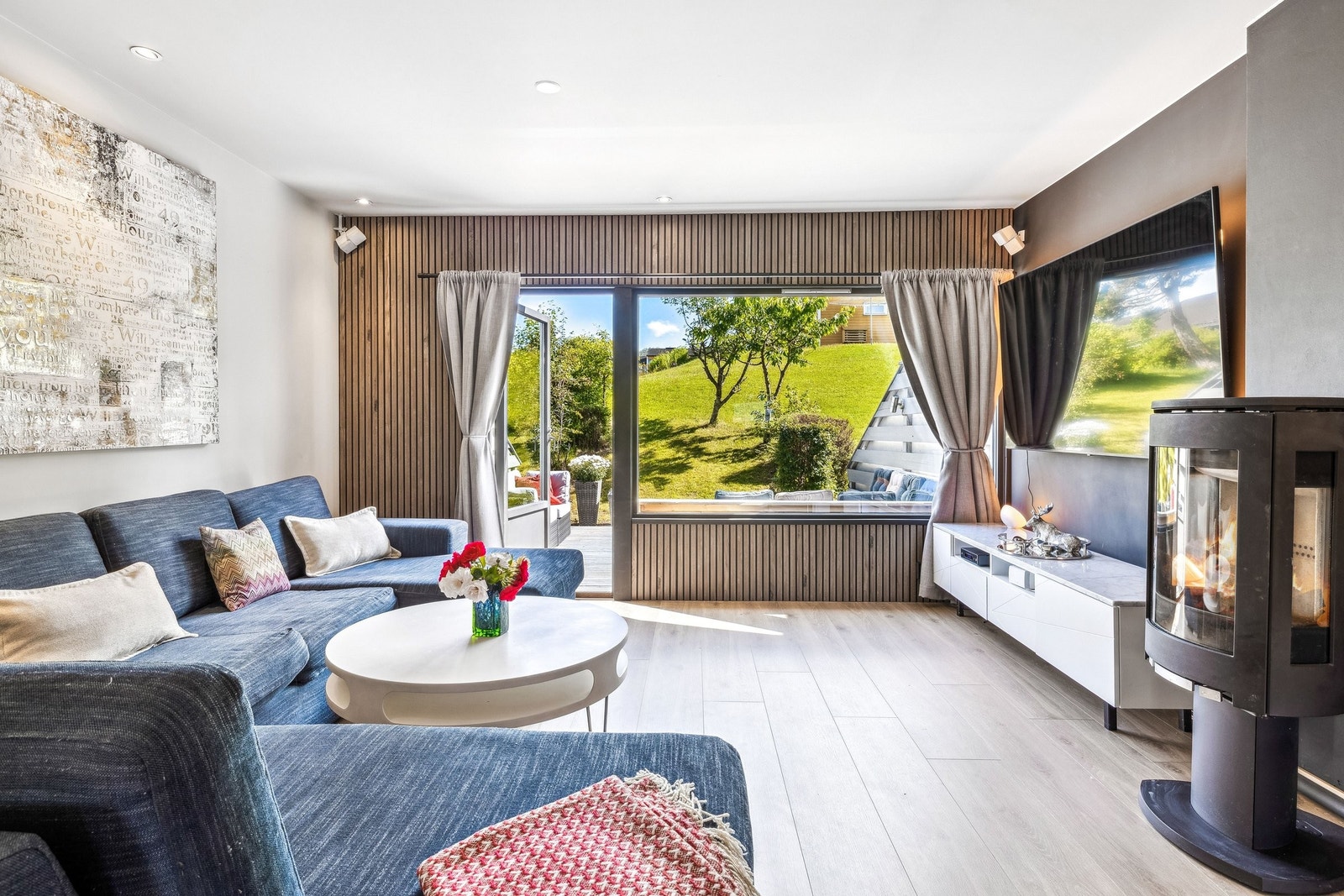 Nyoppusset hovedetasje i 2024. Fullstendig rehabilitert, med nytt gulv, vegger tak og innredning. Galleribilde