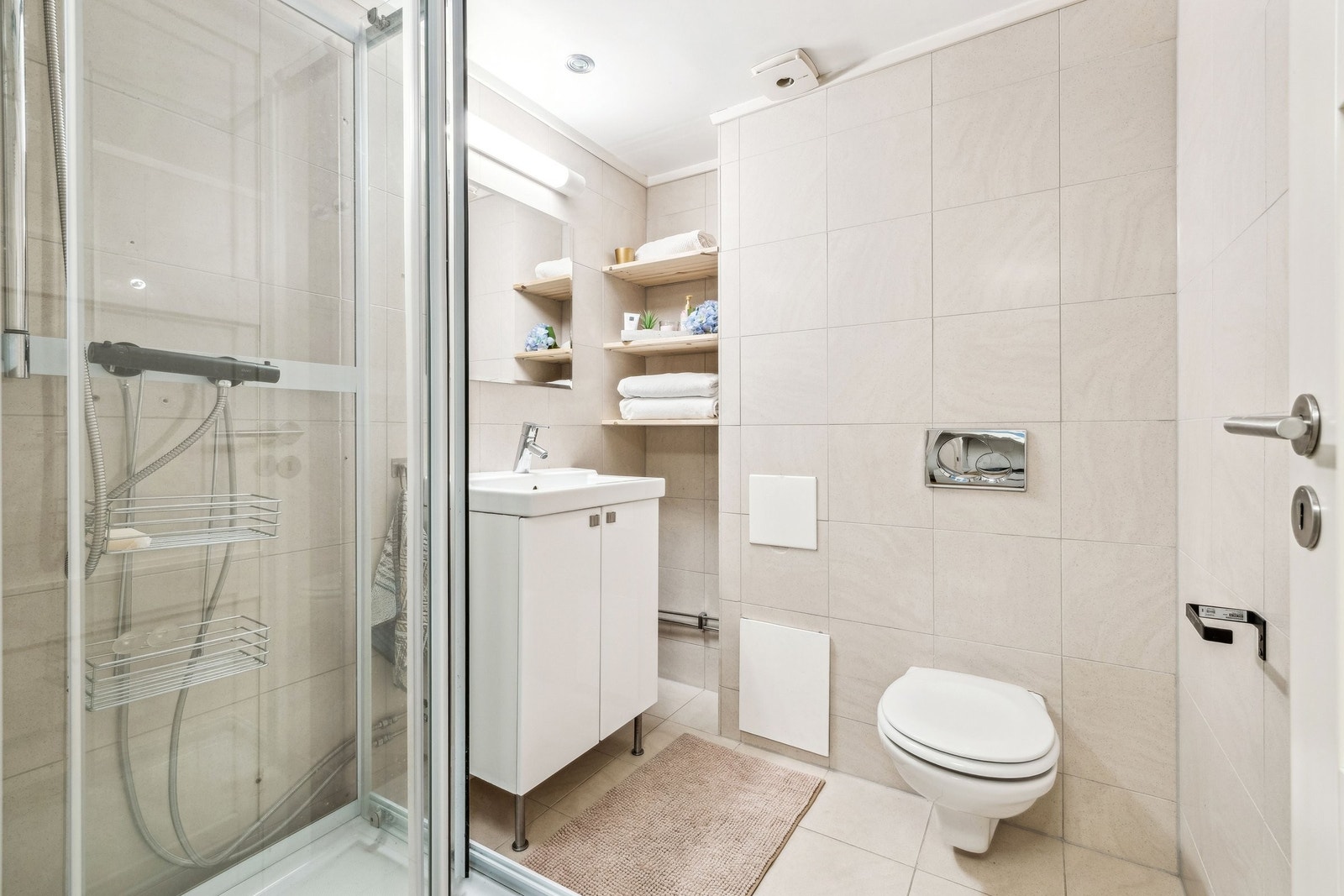 Bad underetasje. Pent renovert i 2007. Galleribilde