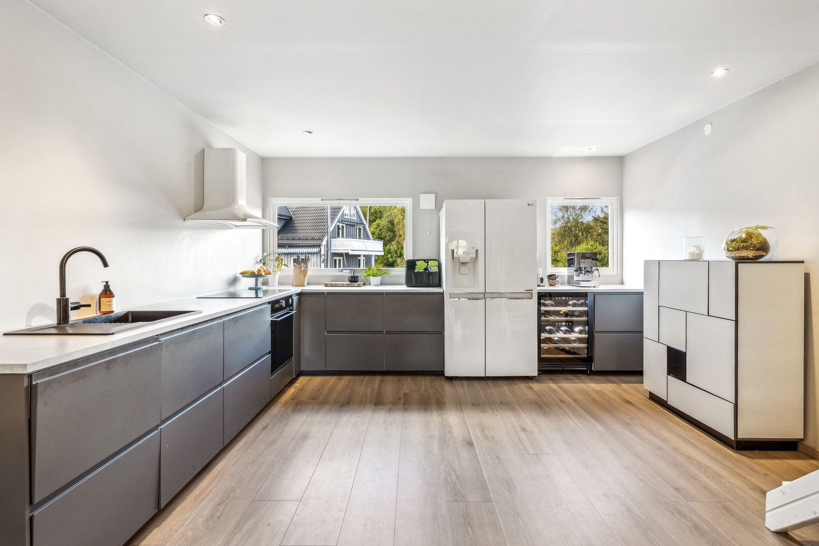 Komplett nytt kjøkken 2024. med innfelt vinskap, 80 cm koketopp og varmluftsovn med dampfunksjon. Avtrekk med kullfilter. Galleribilde