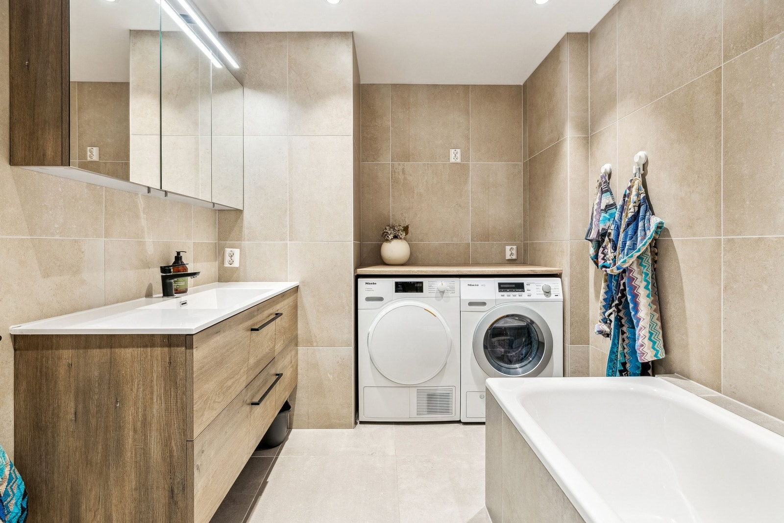 God plass til både vaske og tørkemaskin. Fin benk til stellebord, klær osv. Galleribilde