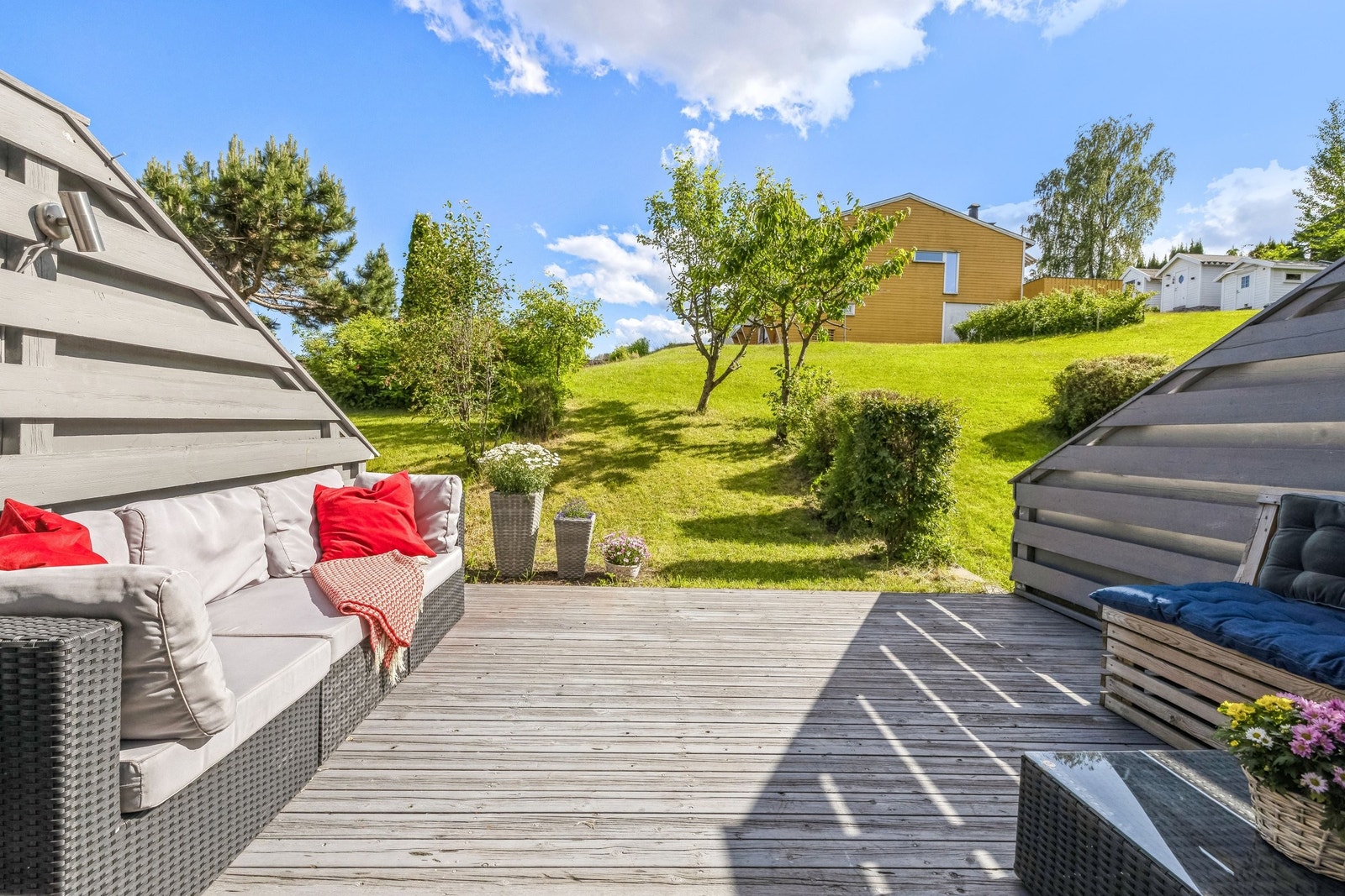 17m2 terrasse med egen hageflekk med fruktrær. grenser mot flotte barnevennlige fellesområder med plen. Galleribilde