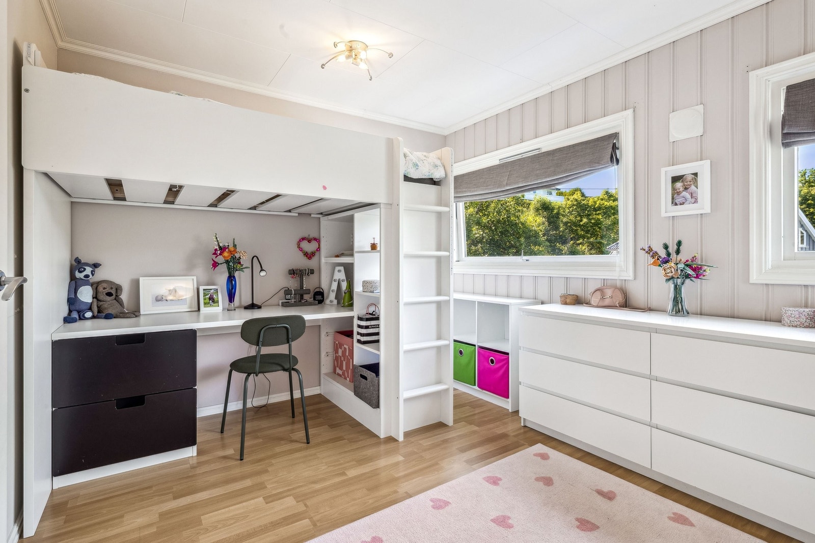 Soverom nr 2 i 2 etasje. Dette er byggemeldt som 2 separate soverom. En lettvegg og en dør er nok til at det blir 2 fine soverom her med egne innganger. Galleribilde