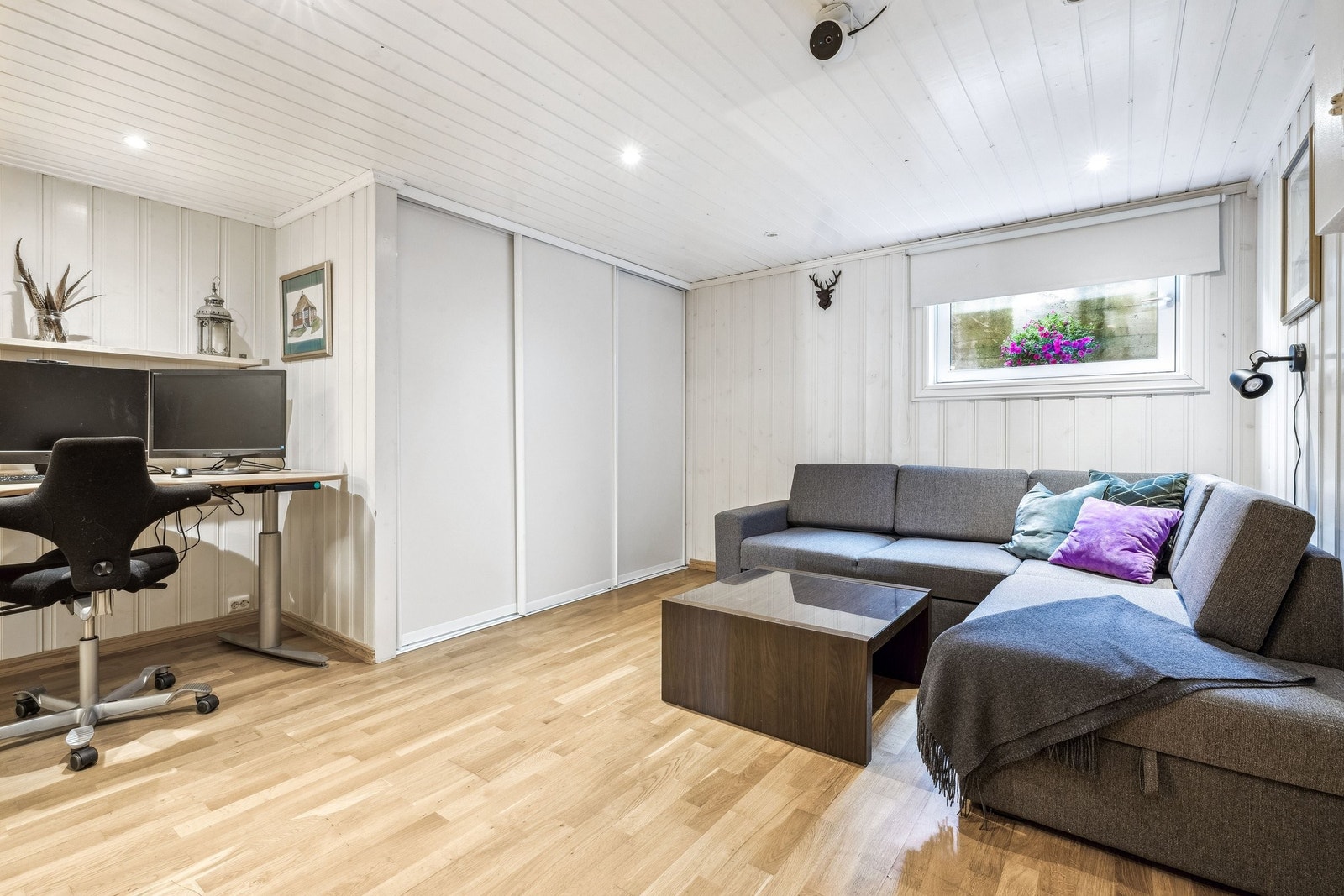 Dagens bruk av kjellerstue oppfyller ikke kravene som stilles til rom for varig opphold, (mangler fastmontert trinn for å nå opp til vindu) og er ikke godkjent bruksendret. Galleribilde