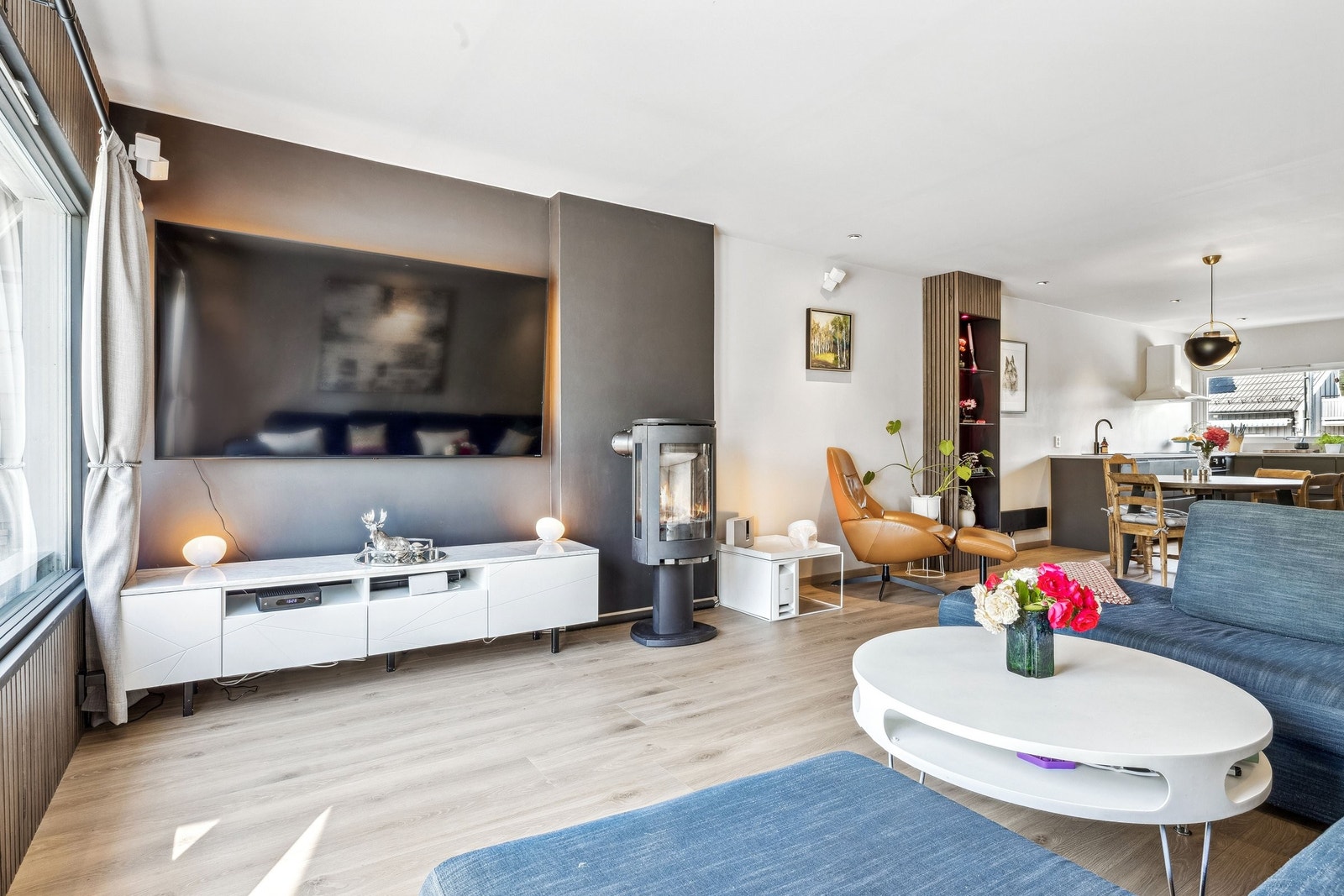 Stue hovedetasje. plass til stor sofa og TV med fint utsyn til Peis Galleribilde