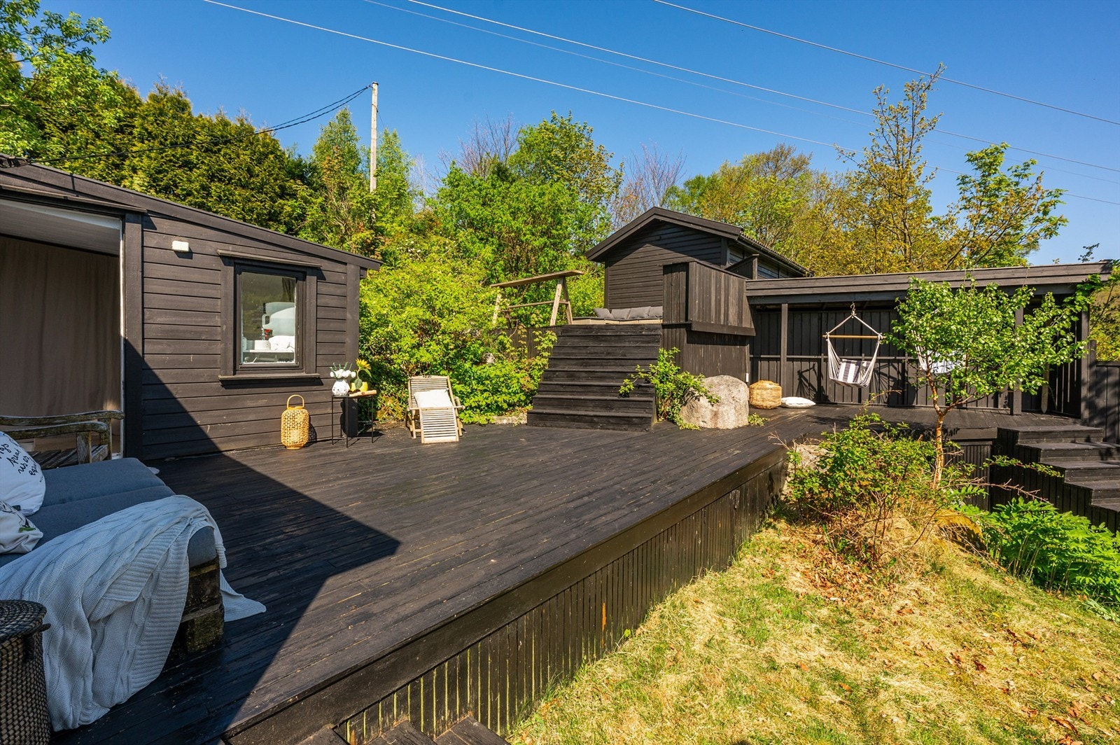 Det er på terrassen alt skjer på sommeren. Her spises det gode middager, omgås med venner, soles og hviles Galleribilde