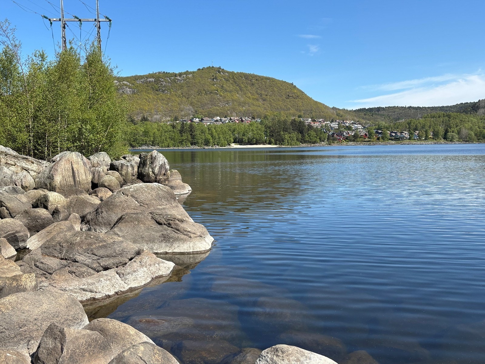 Her ser du rett over til den populære Maulands-stranden med herlig hvit sand Galleribilde