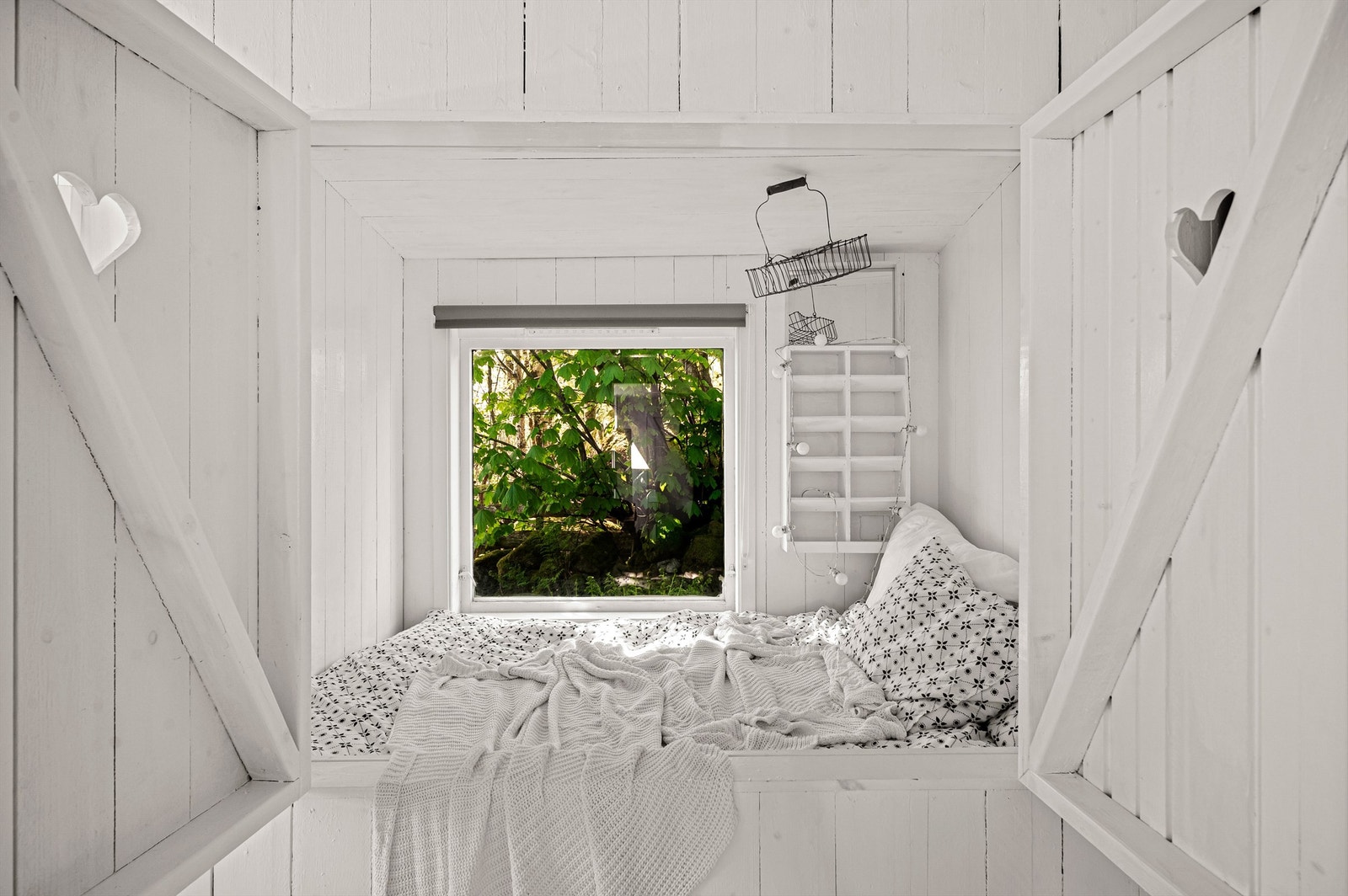 Hytten har 3 sovealkover bygget inn i veggen med koselige porter Galleribilde