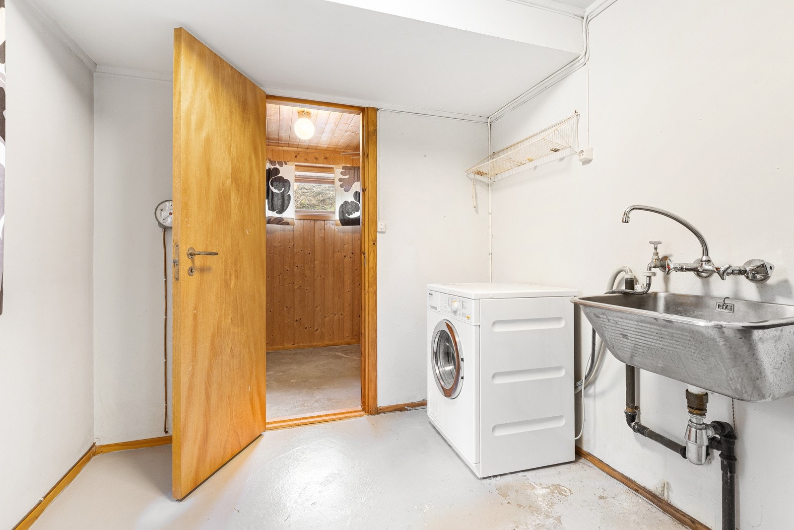 Vaskerom med opplegg til vaskesøyle og utslagsvask. Galleribilde