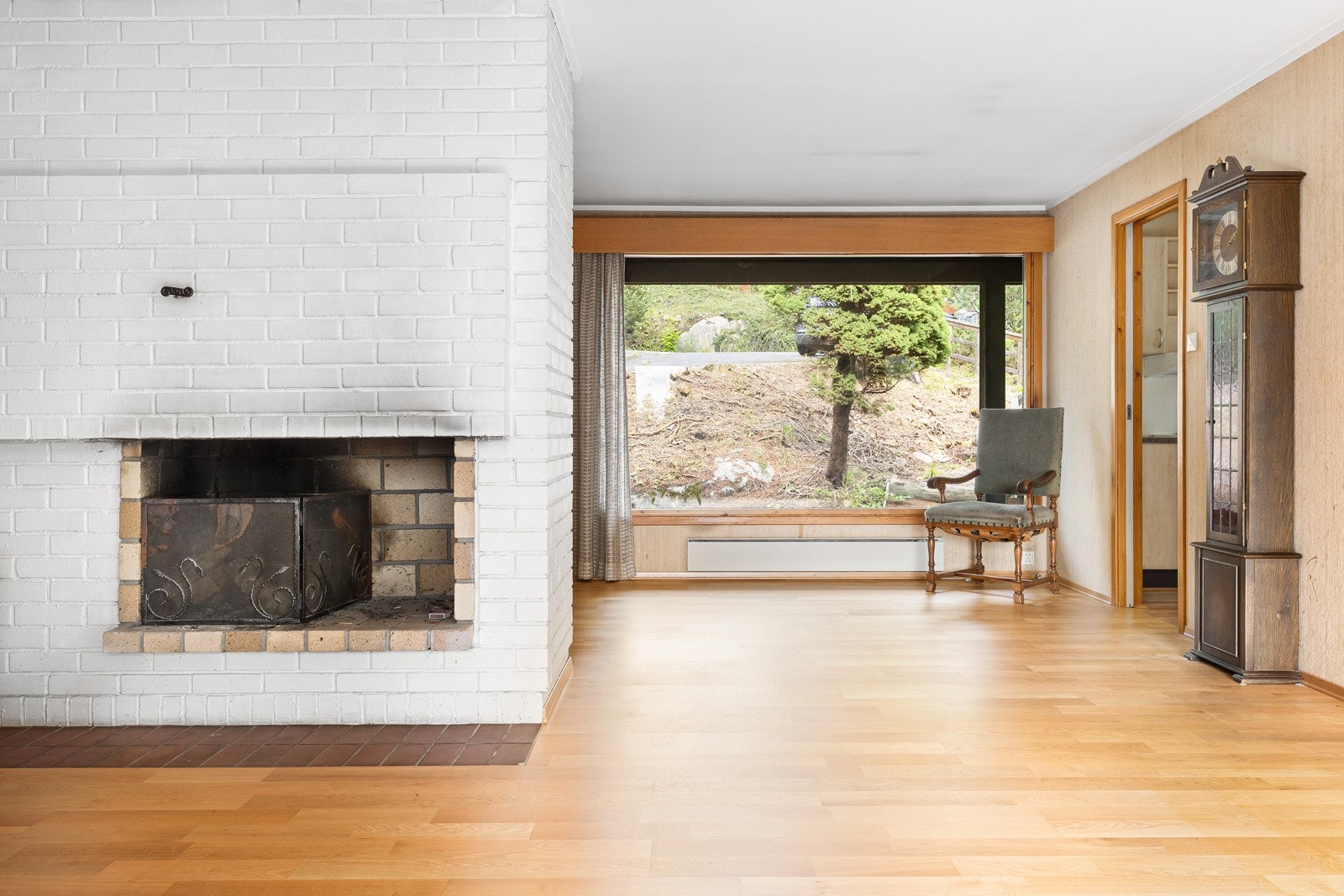 Pipe fra byggeår. Peis av teglsteinsmur med gnistfanger av støpejern. Galleribilde