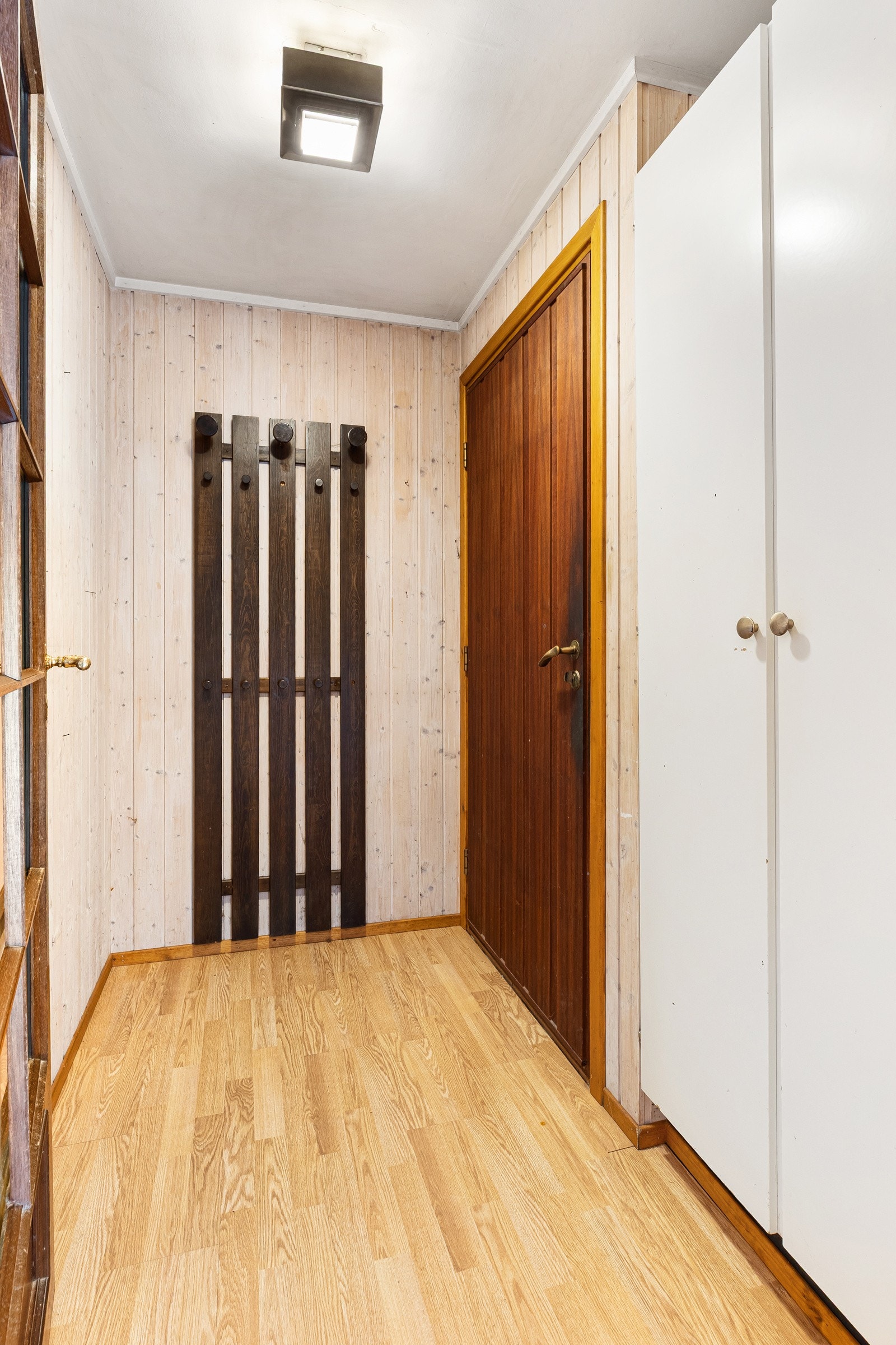 Entre med romslig garderobe. Galleribilde