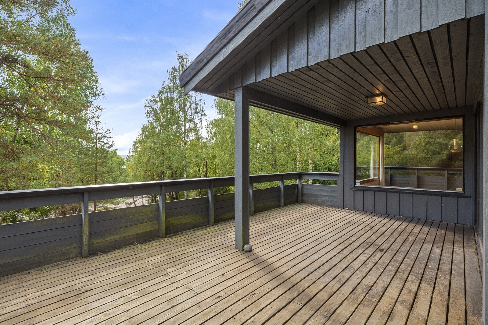 Boligen har en romslig delvis overbygget veranda med god plass til sittegruppe og spiseplass. Galleribilde